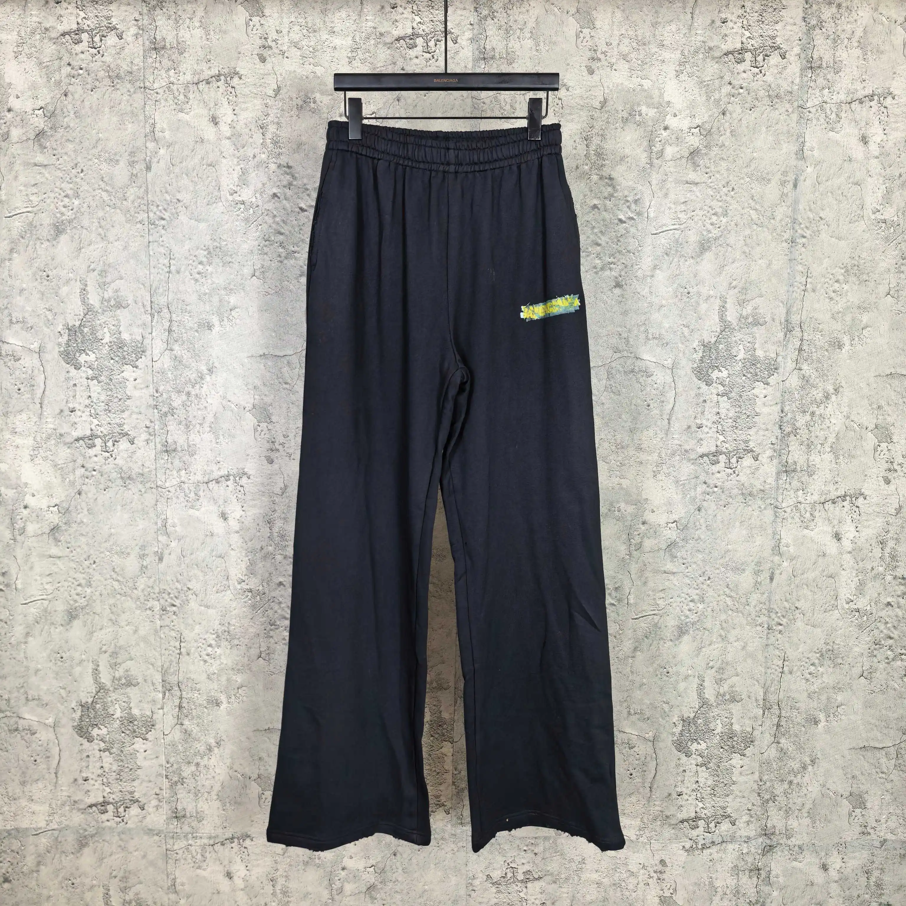 Messy Spray Logo Baggy Sweatpants D20024492