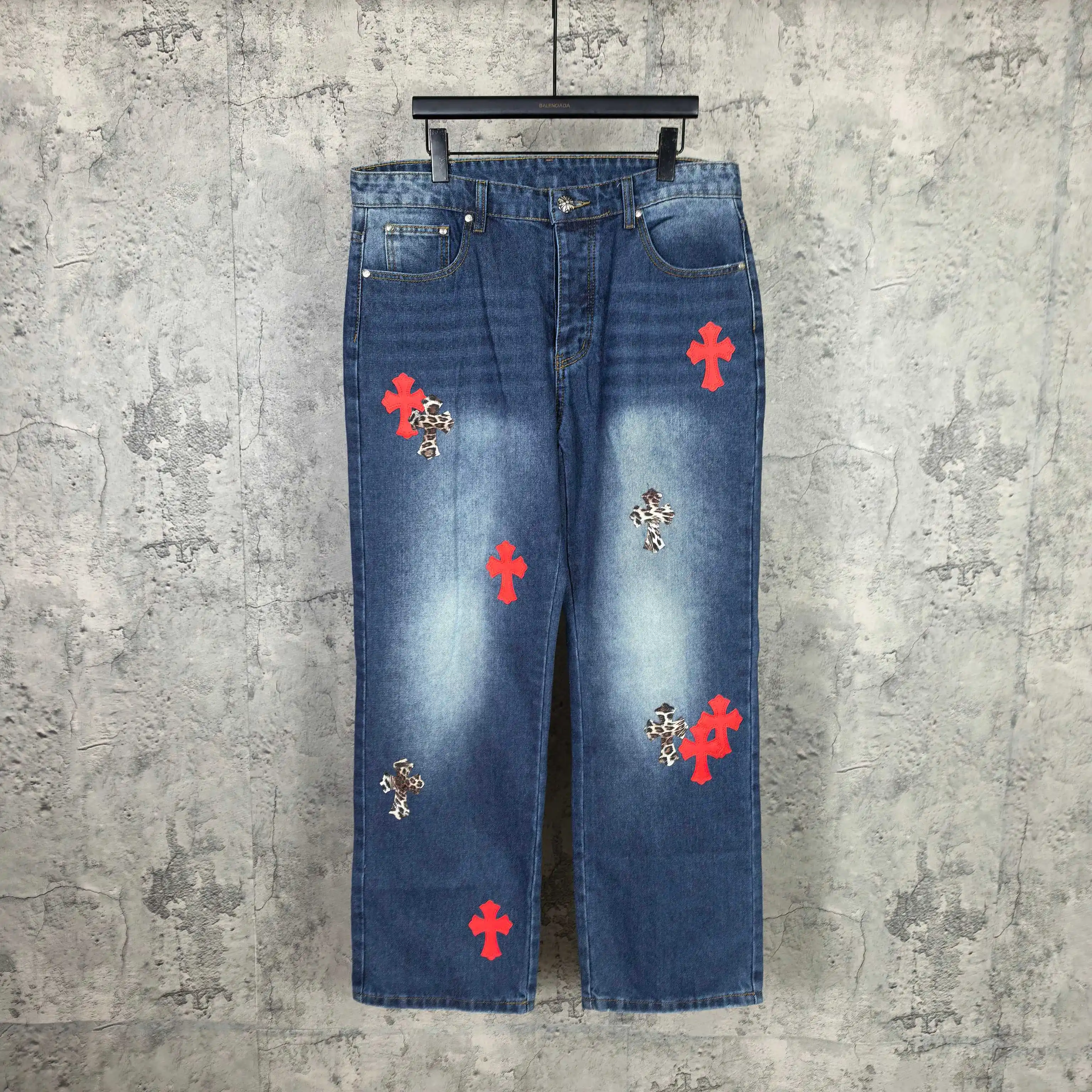 Leopard Patch Washed Straight-Leg Jeans D20024509