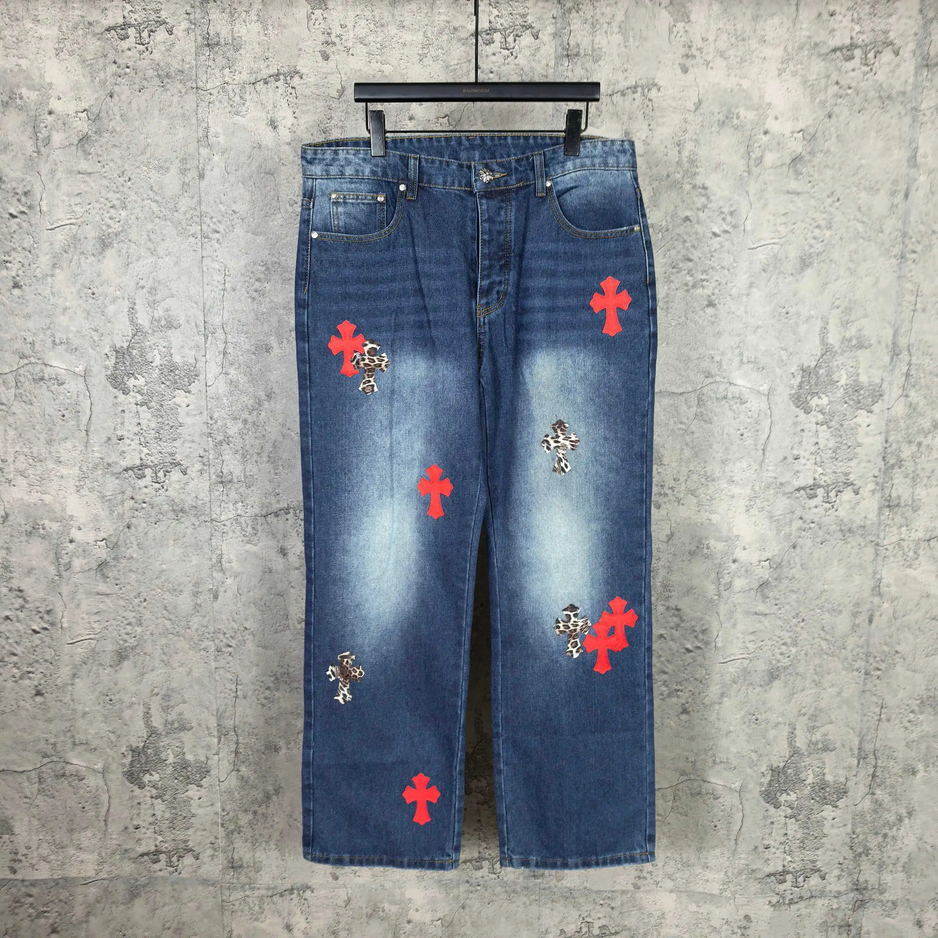 Leopard Patch Washed Straight-Leg Jeans D20024509