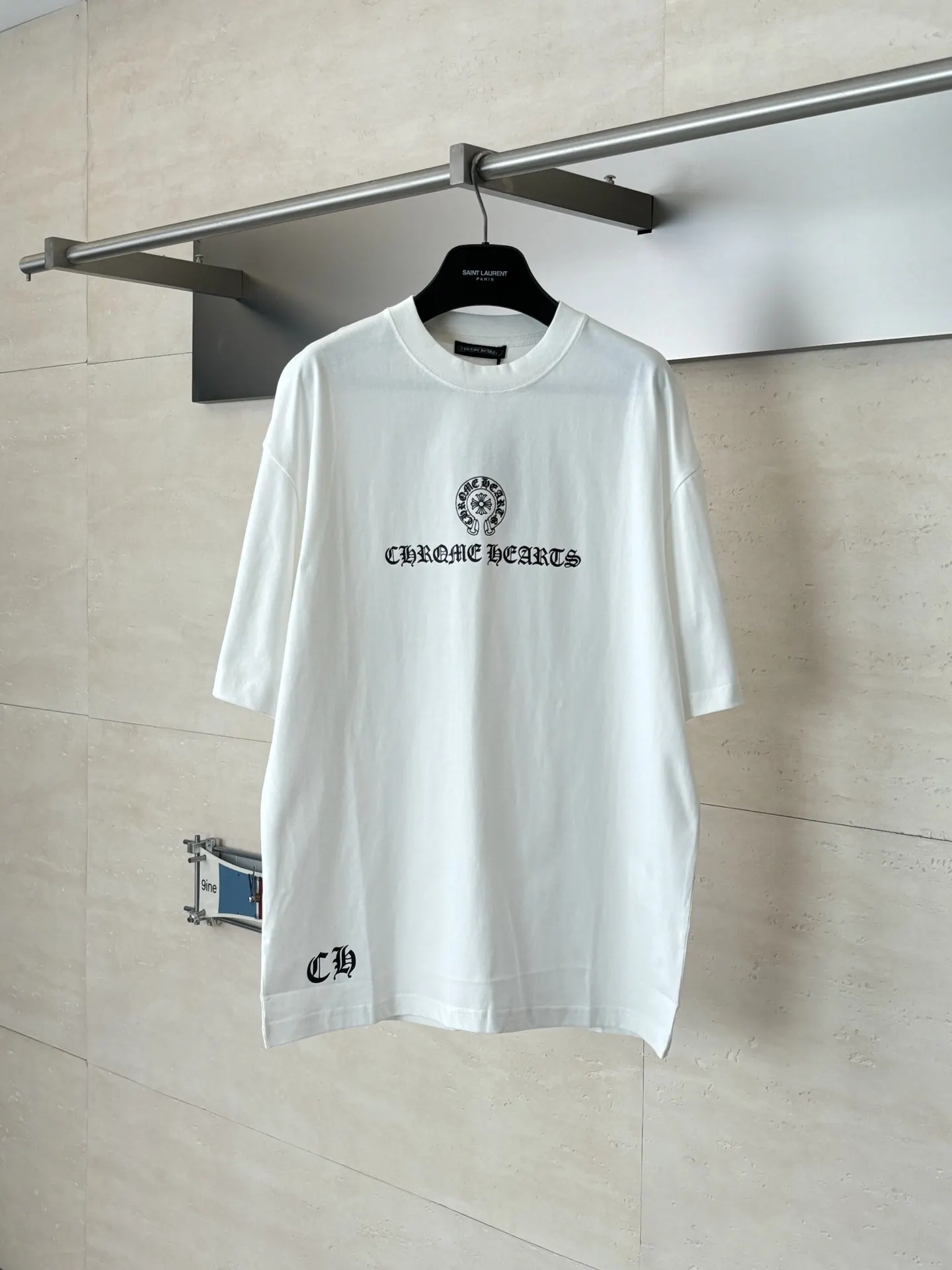 Horseshoe Logo Gothic Print T-Shirt D20518622