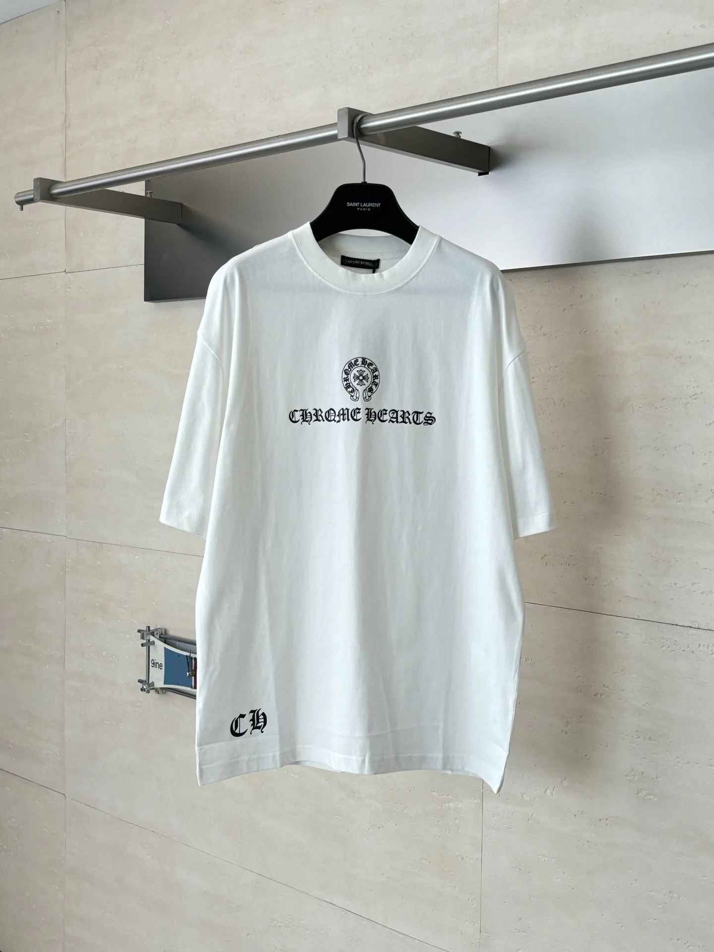 Horseshoe Logo Gothic Print T-Shirt D20518622