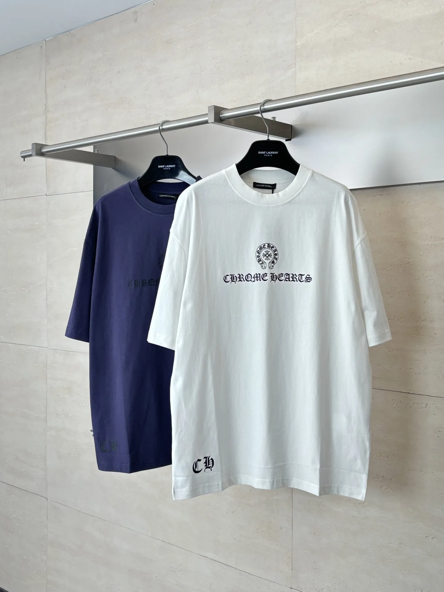 Horseshoe Logo Gothic Print T-Shirt D20518622 — view 4