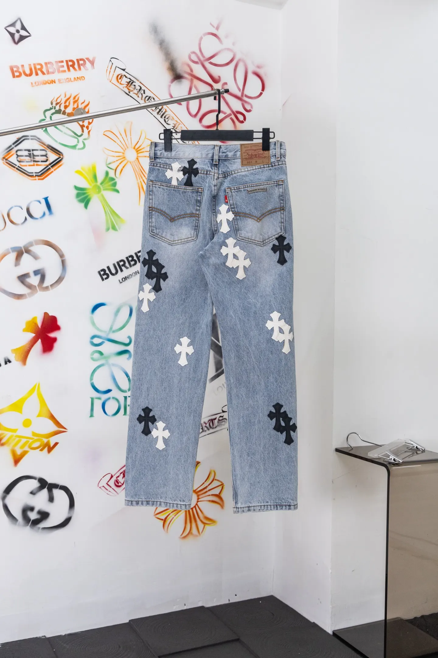 Cross Patch Straight-Leg Jeans D20519779 — view 2