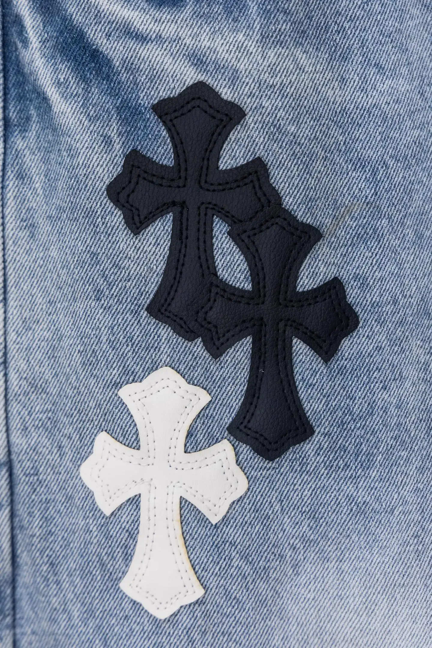 Cross Patch Straight-Leg Jeans D20519779 — view 6