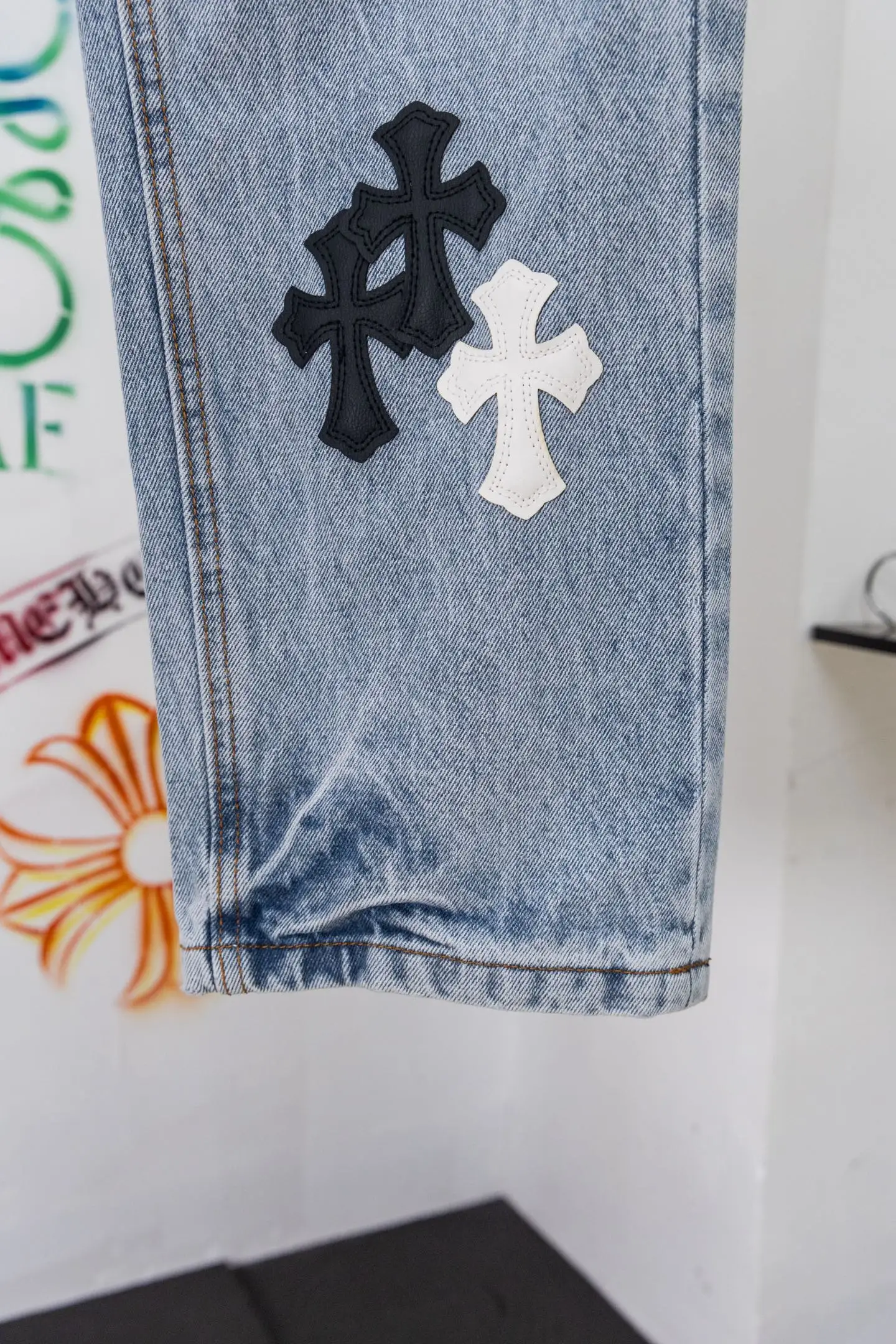 Cross Patch Straight-Leg Jeans D20519779 — view 8