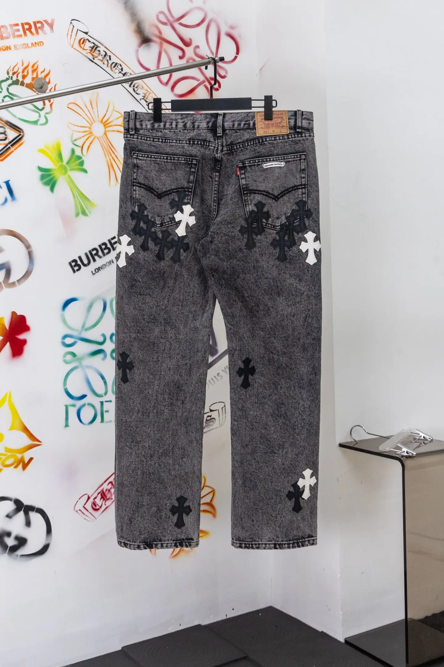 Cross Patch Straight-Leg Jeans D20519778 — view 2