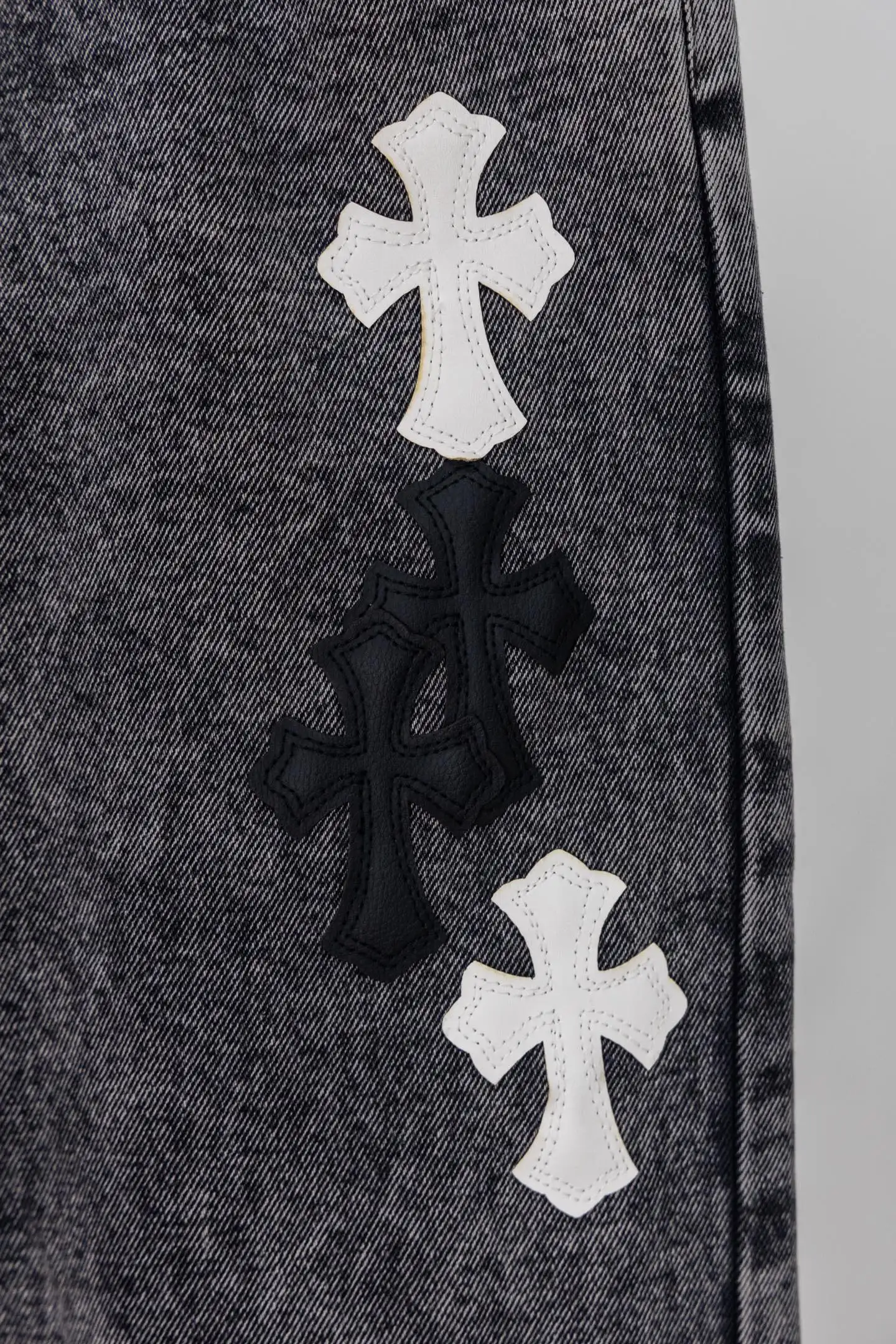 Cross Patch Straight-Leg Jeans D20519778 — view 7