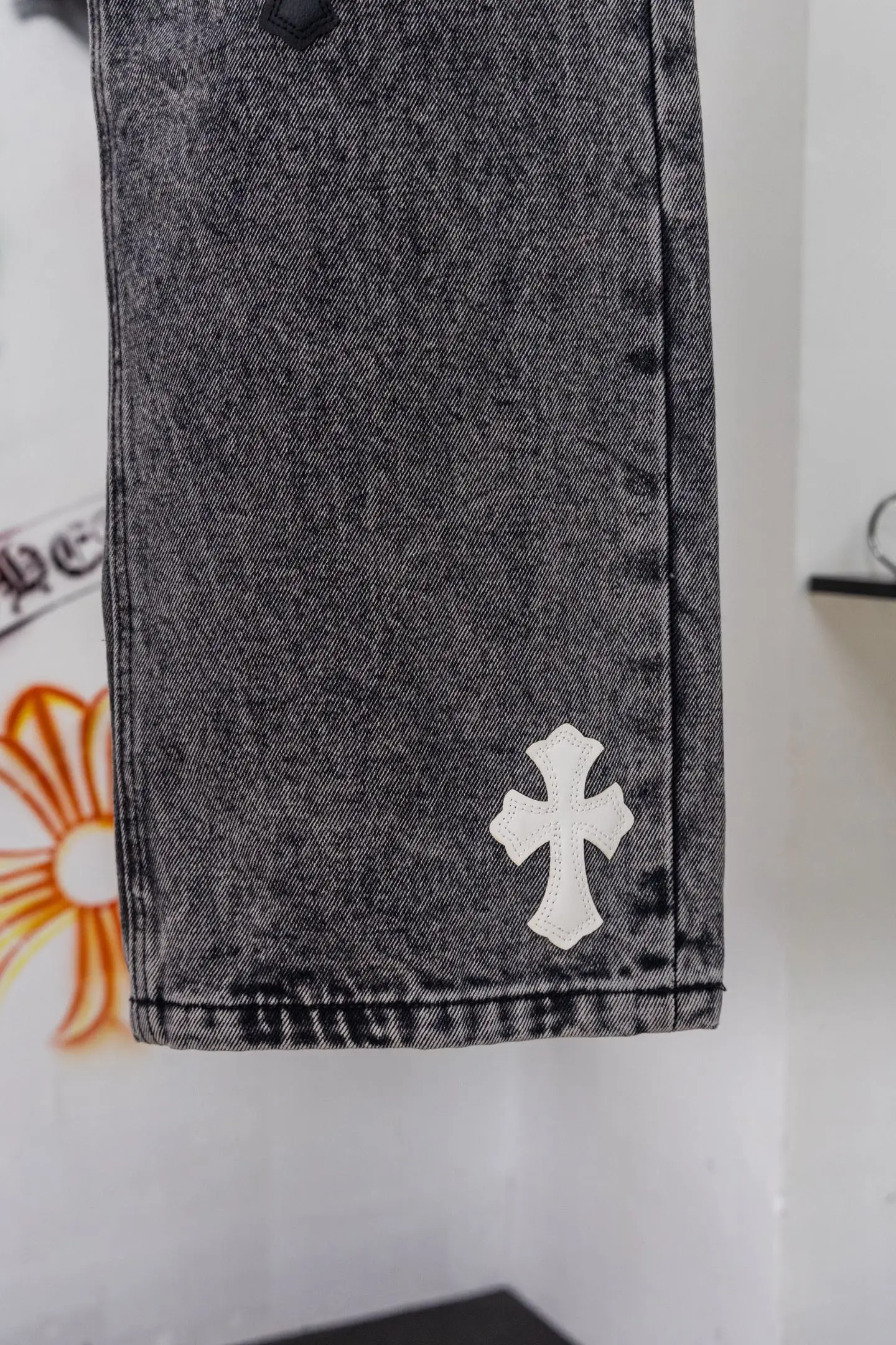 Cross Patch Straight-Leg Jeans D20519778 — view 8