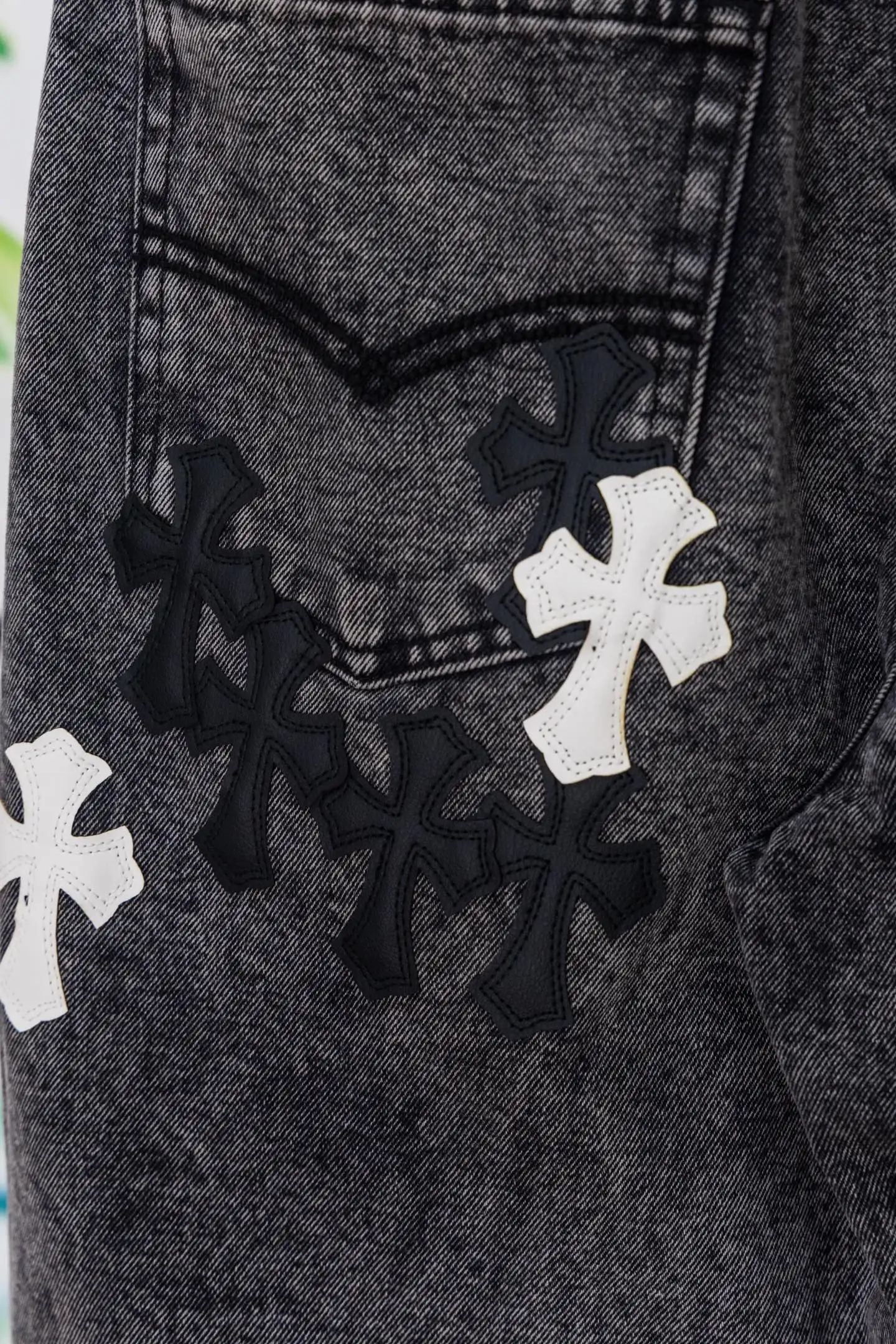 Cross Patch Straight-Leg Jeans D20519778 — view 13
