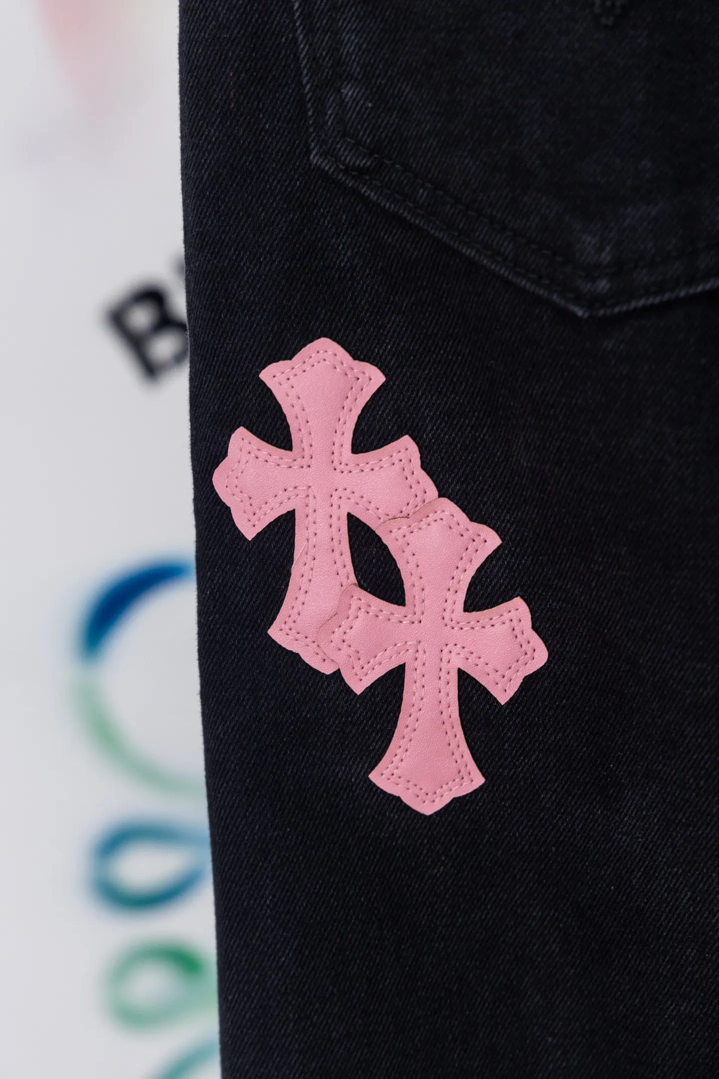 Cross Patch Straight-Leg Jeans D20519787 — view 13