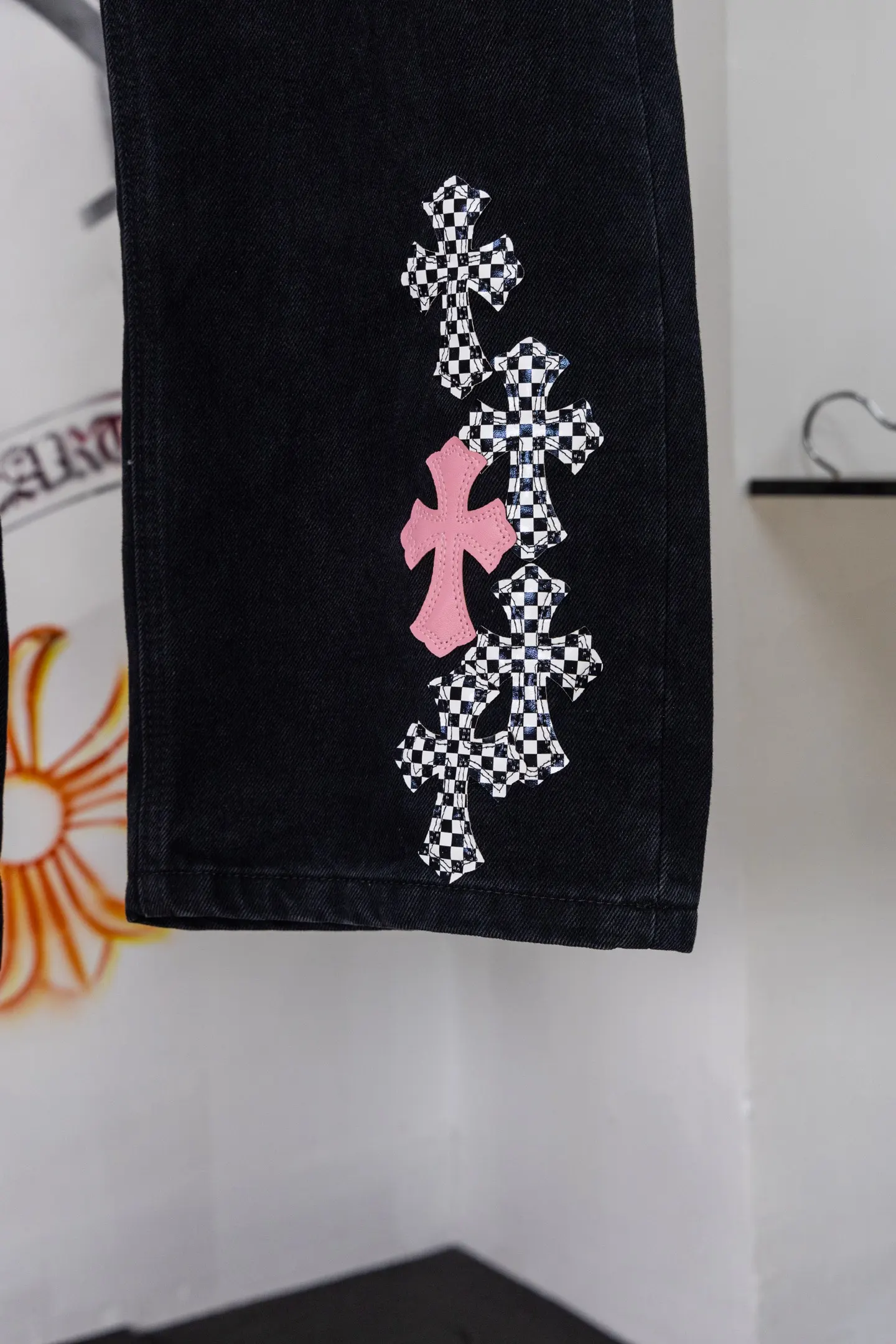 Cross Patch Straight-Leg Jeans D20519792 — view 6