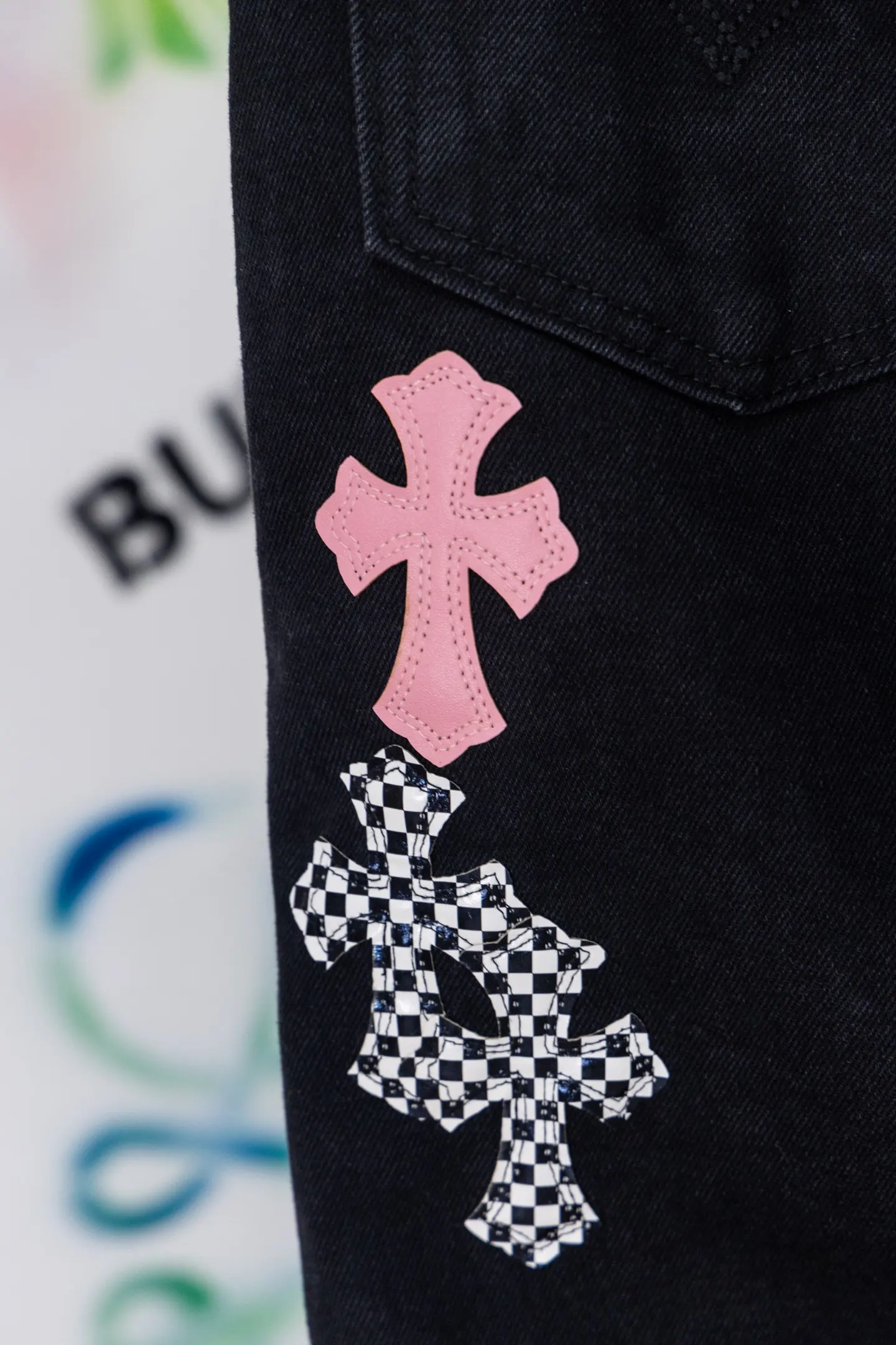 Cross Patch Straight-Leg Jeans D20519792 — view 12