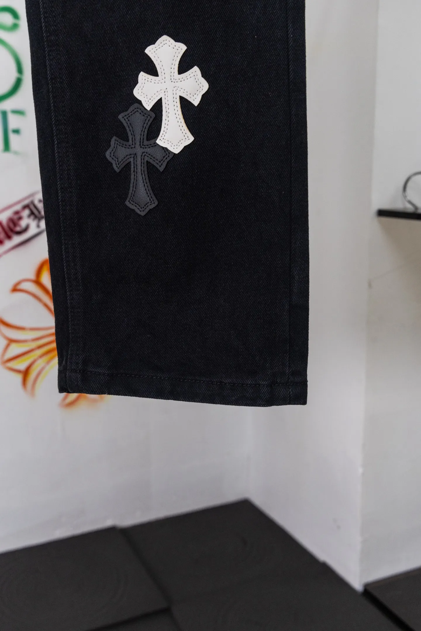 Cross Patch Straight-Leg Jeans D20519790 — view 8
