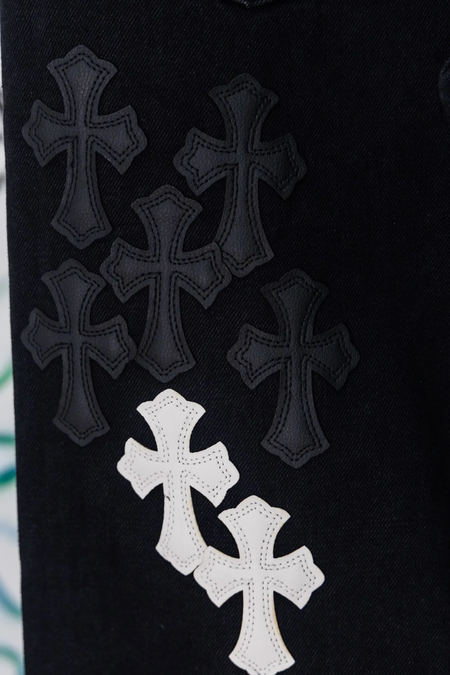 Cross Patch Straight-Leg Jeans D20519790 — view 13