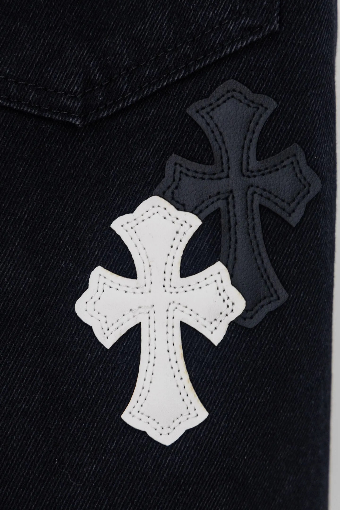 Cross Patch Straight-Leg Jeans D20519790 — view 14