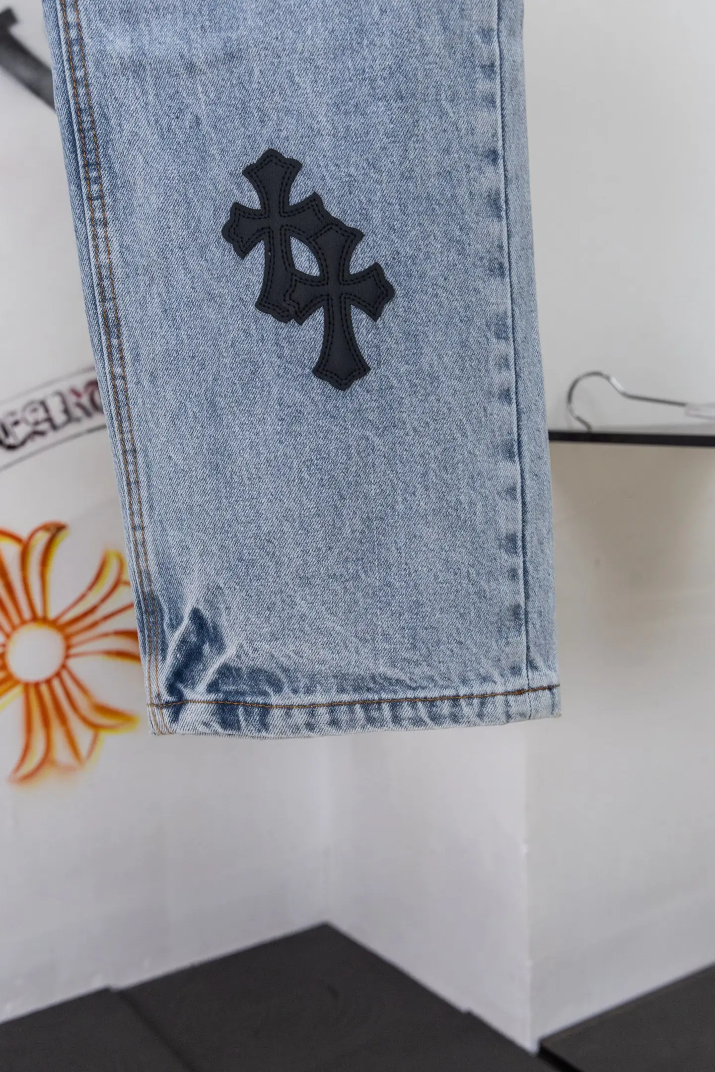 Cross Patch Straight-Leg Jeans D20519782 — view 8