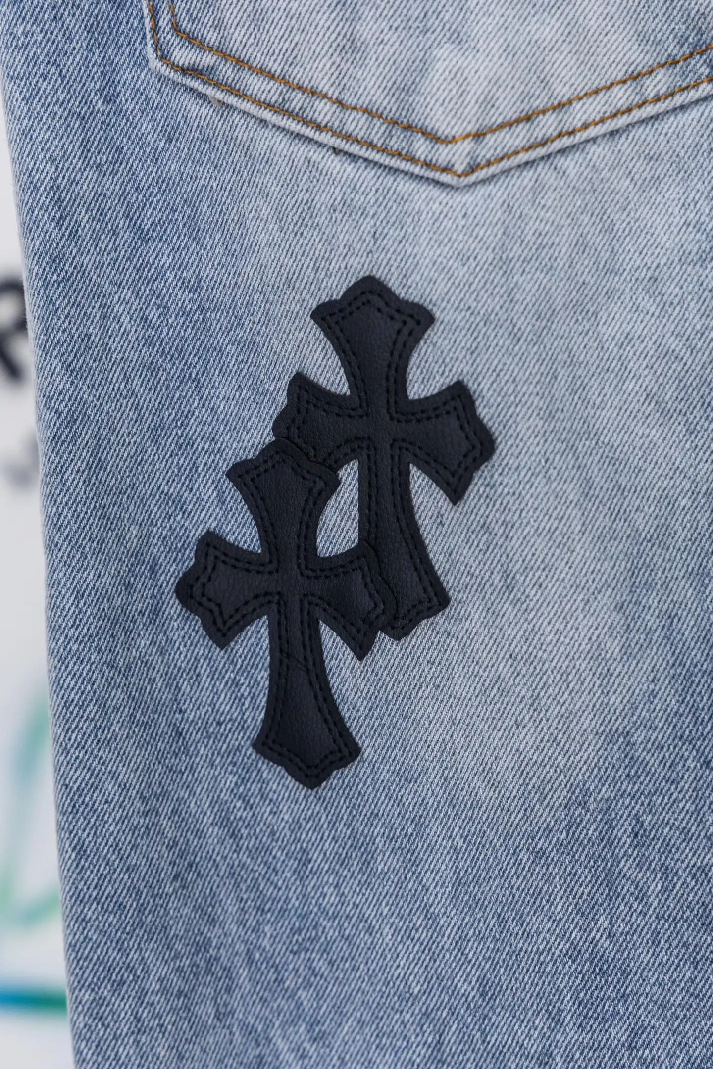 Cross Patch Straight-Leg Jeans D20519782 — view 13