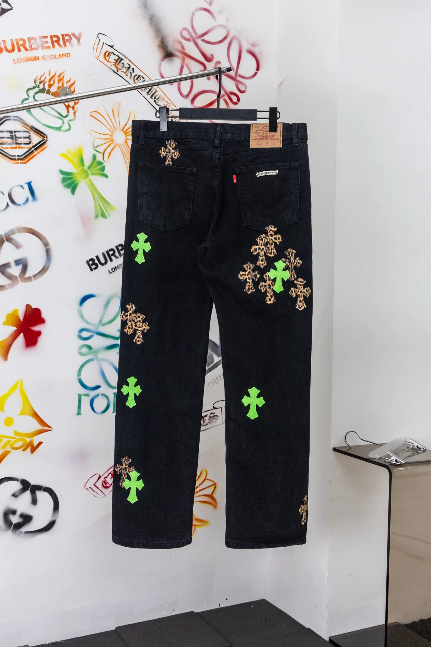 Cross Patch Straight-Leg Jeans D20519791 — view 2