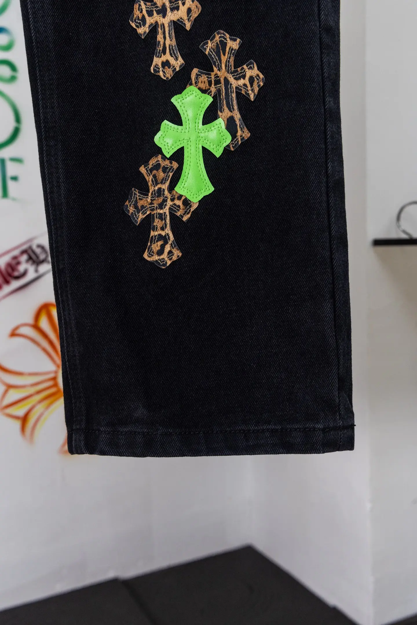 Cross Patch Straight-Leg Jeans D20519791 — view 8
