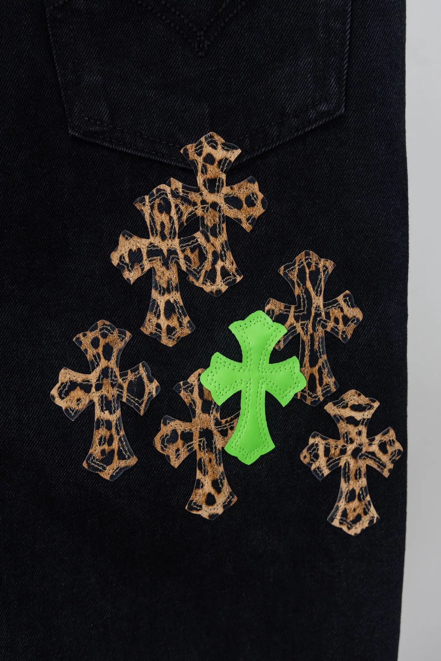 Cross Patch Straight-Leg Jeans D20519791 — view 14