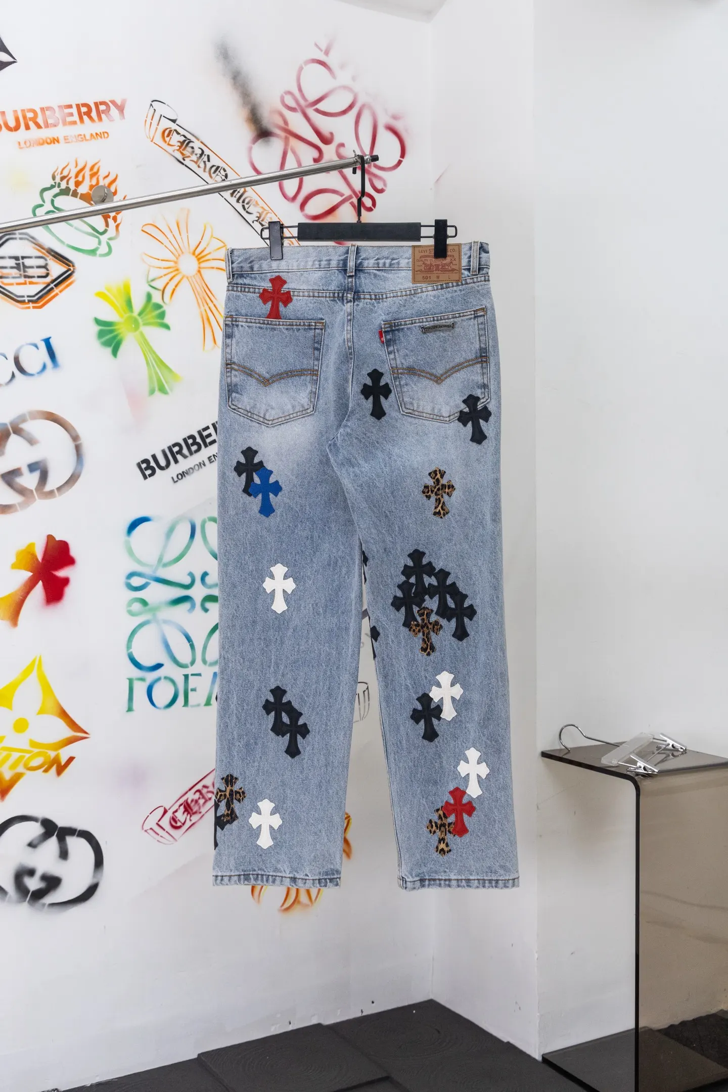 Cross Patch Straight-Leg Jeans D20519783 — view 2