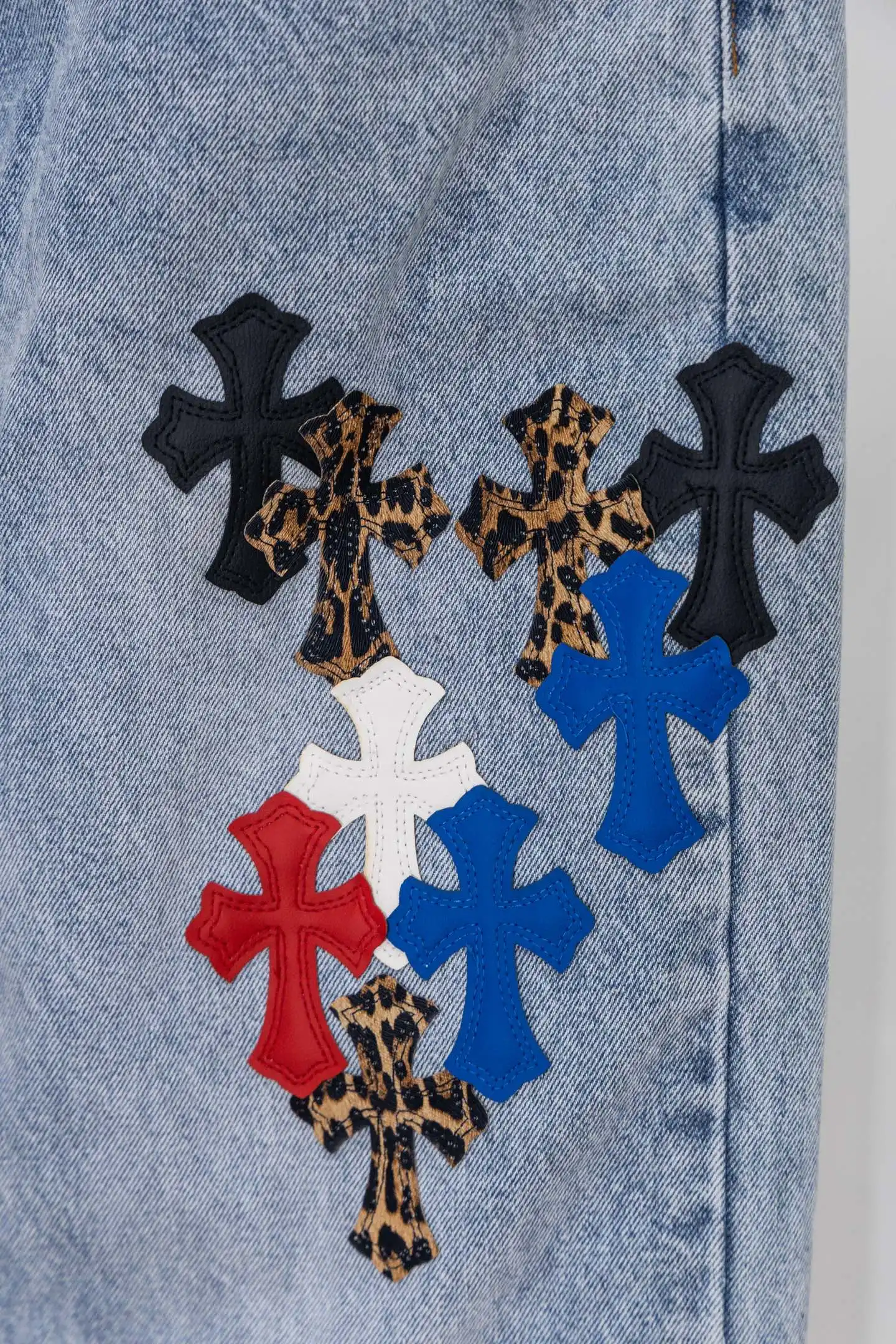 Cross Patch Straight-Leg Jeans D20519783 — view 6