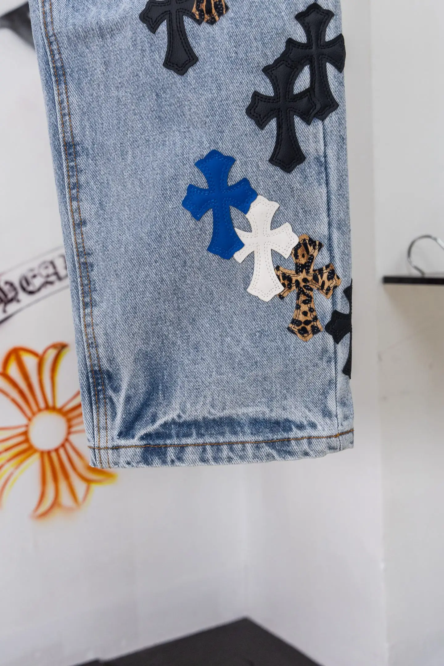 Cross Patch Straight-Leg Jeans D20519783 — view 8