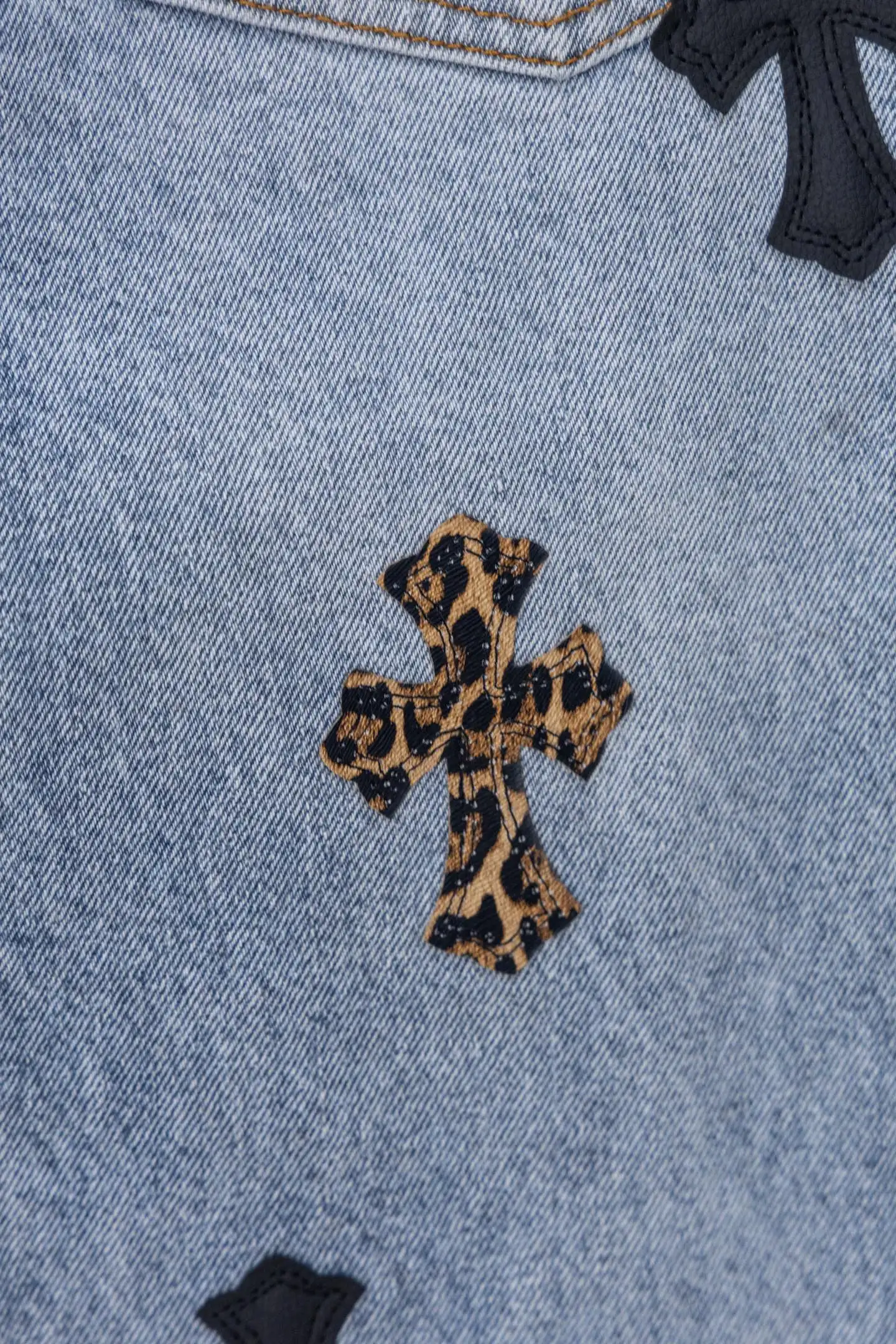 Cross Patch Straight-Leg Jeans D20519783 — view 14