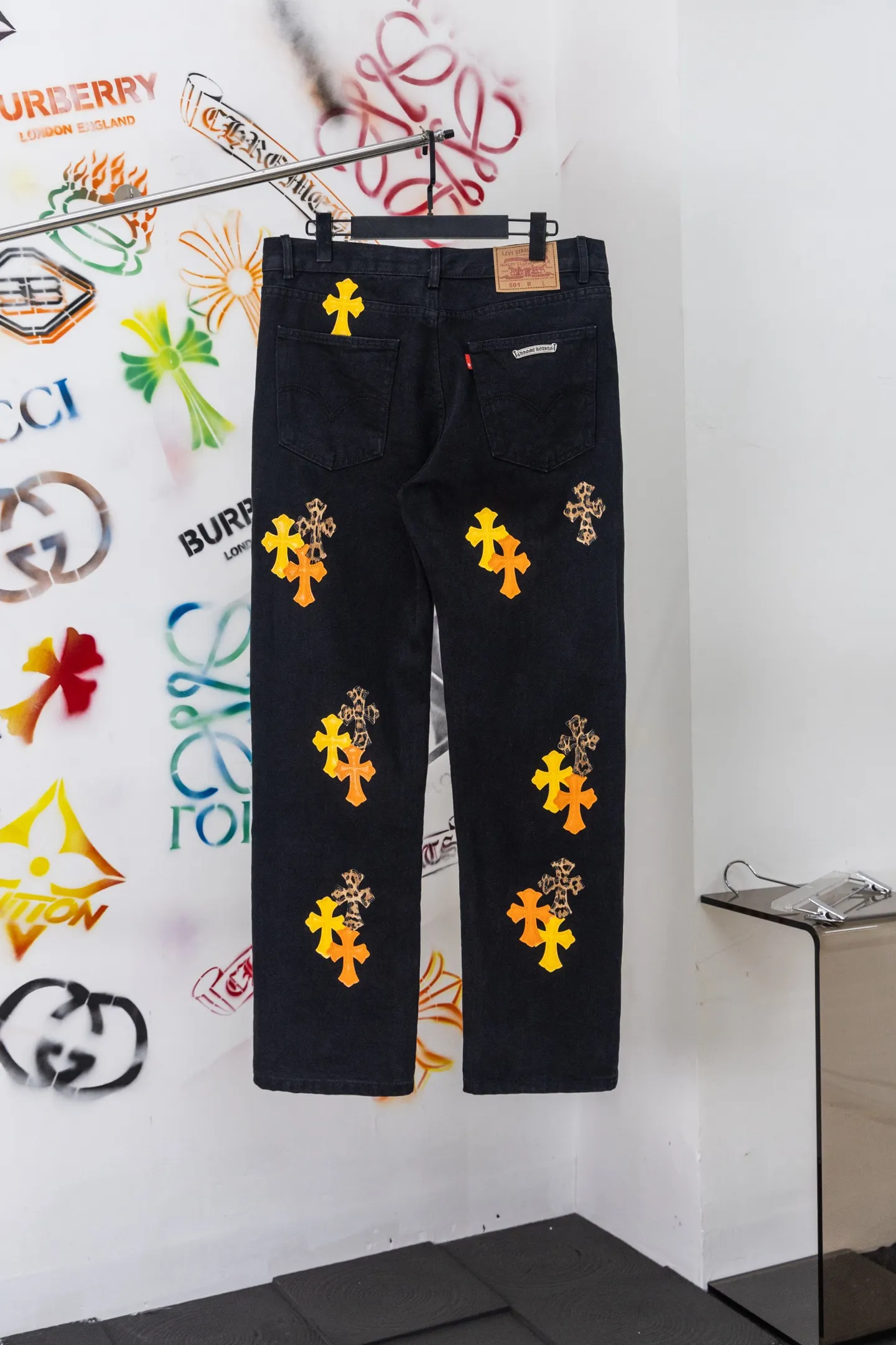 Cross Patch Straight-Leg Jeans D20519786 — view 2
