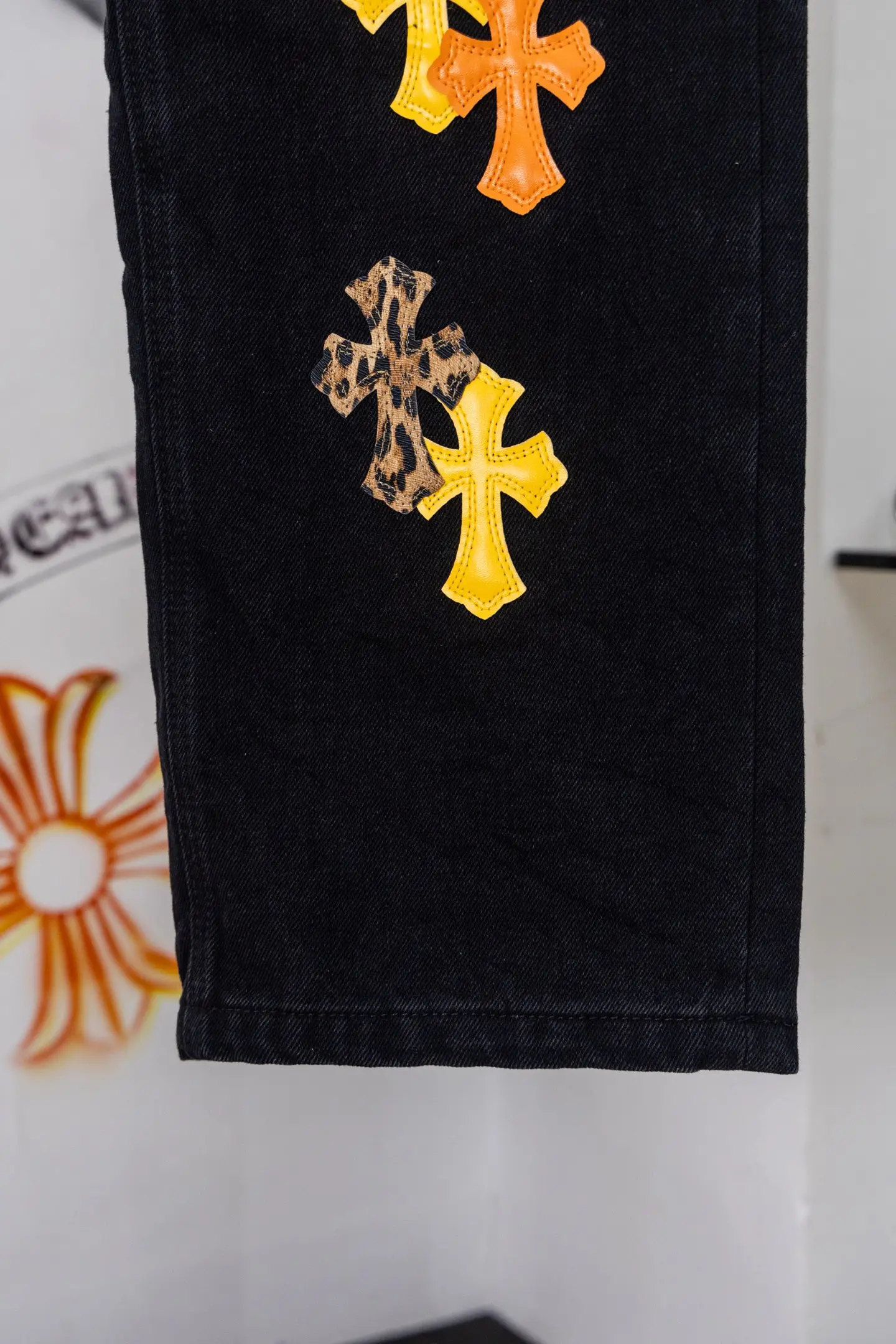 Cross Patch Straight-Leg Jeans D20519786 — view 8