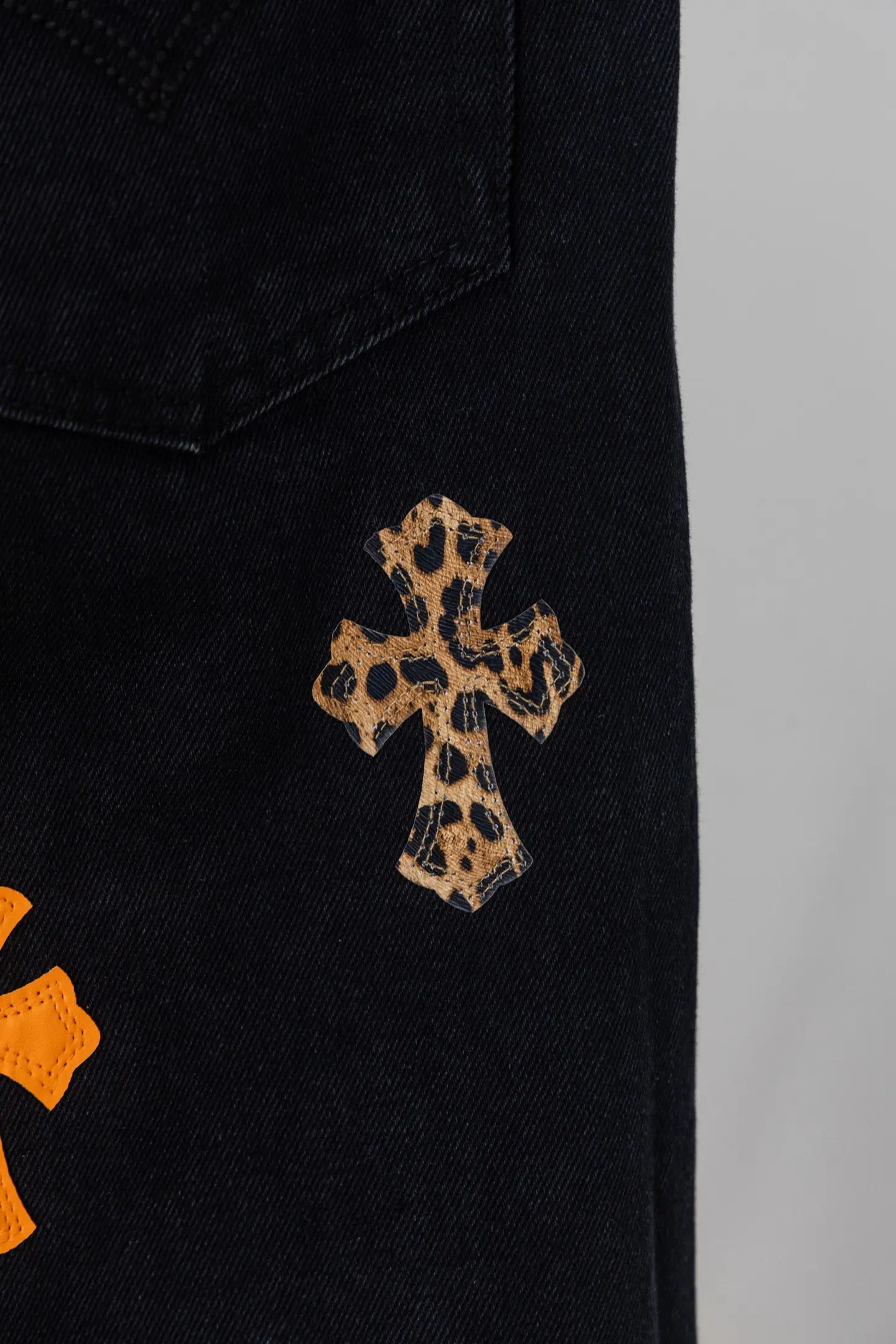 Cross Patch Straight-Leg Jeans D20519786 — view 14
