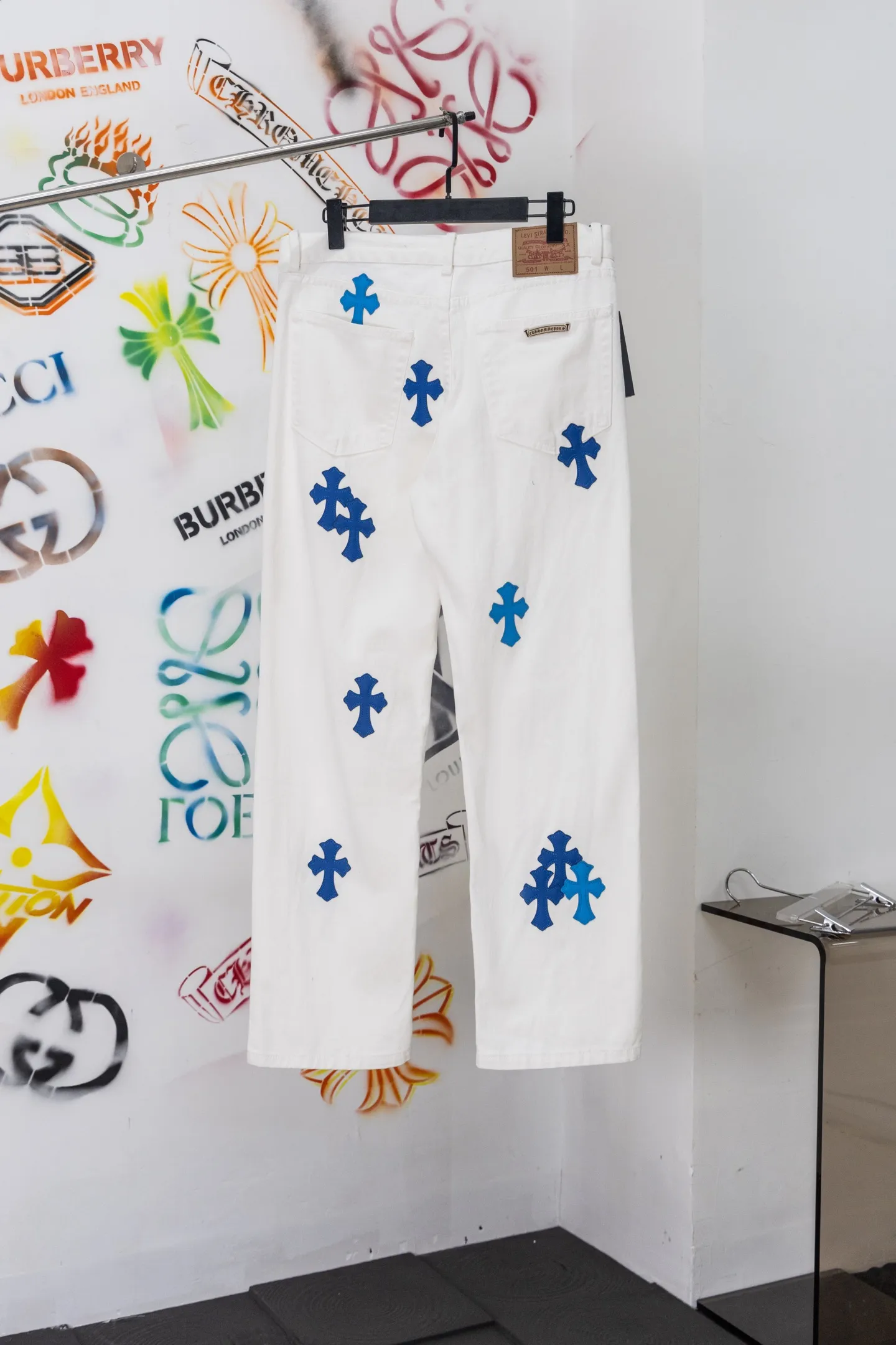 Cross Patch Straight-Leg Jeans D20519772 — view 2