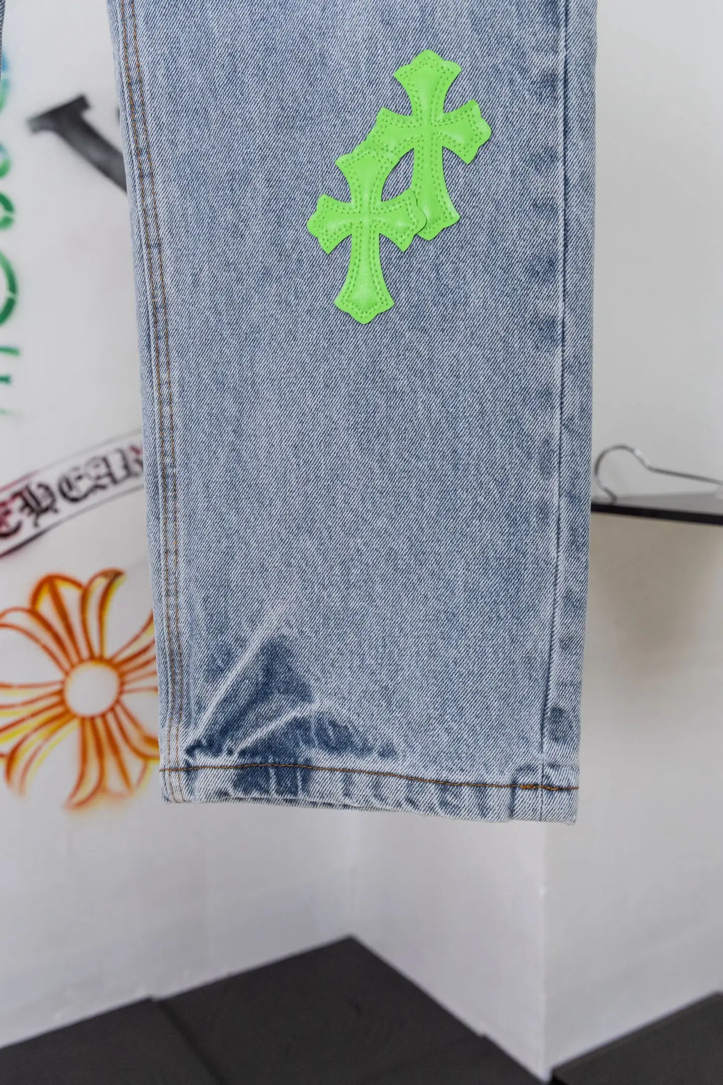 Cross Patch Straight-Leg Jeans D20519784 — view 7