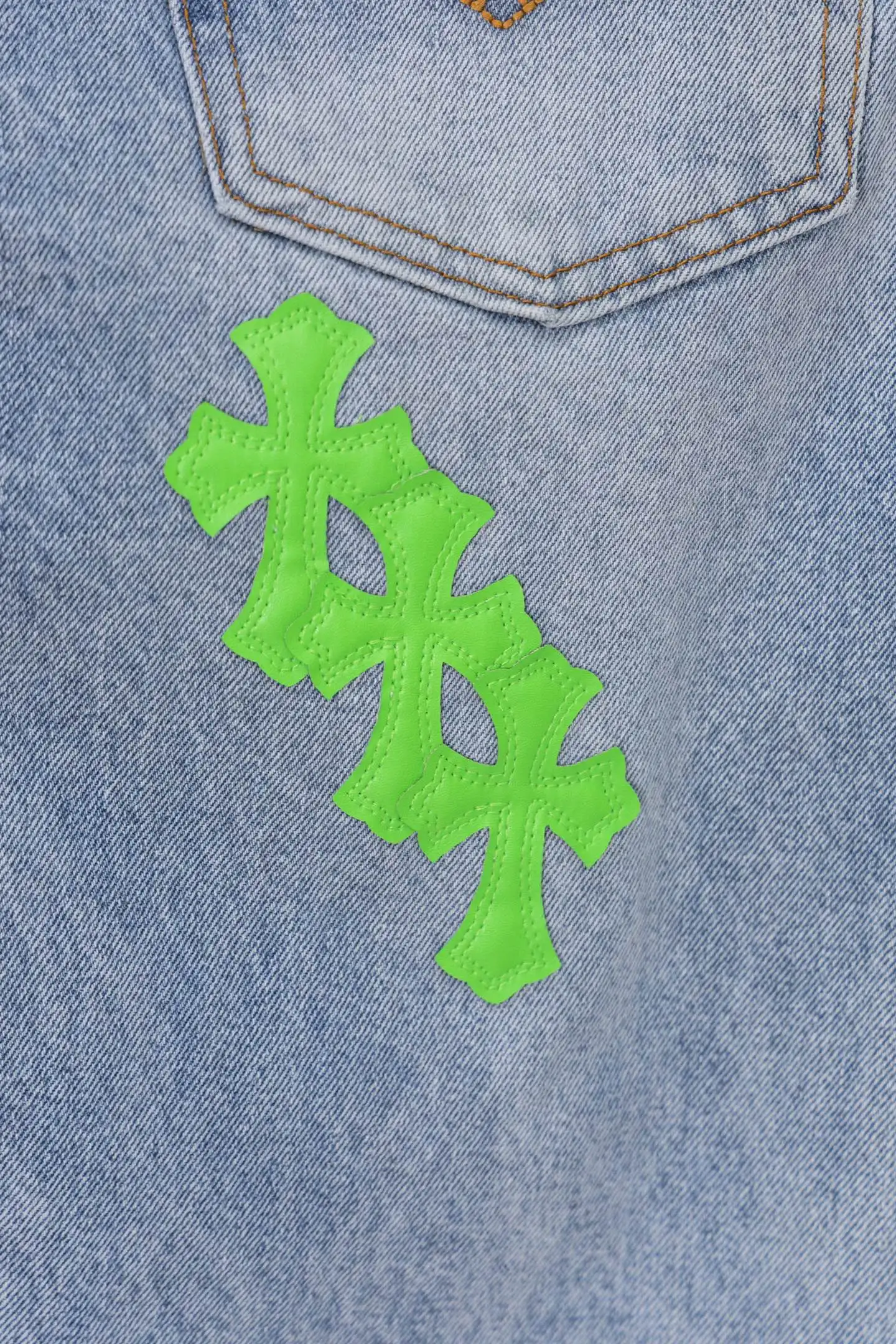 Cross Patch Straight-Leg Jeans D20519784 — view 12