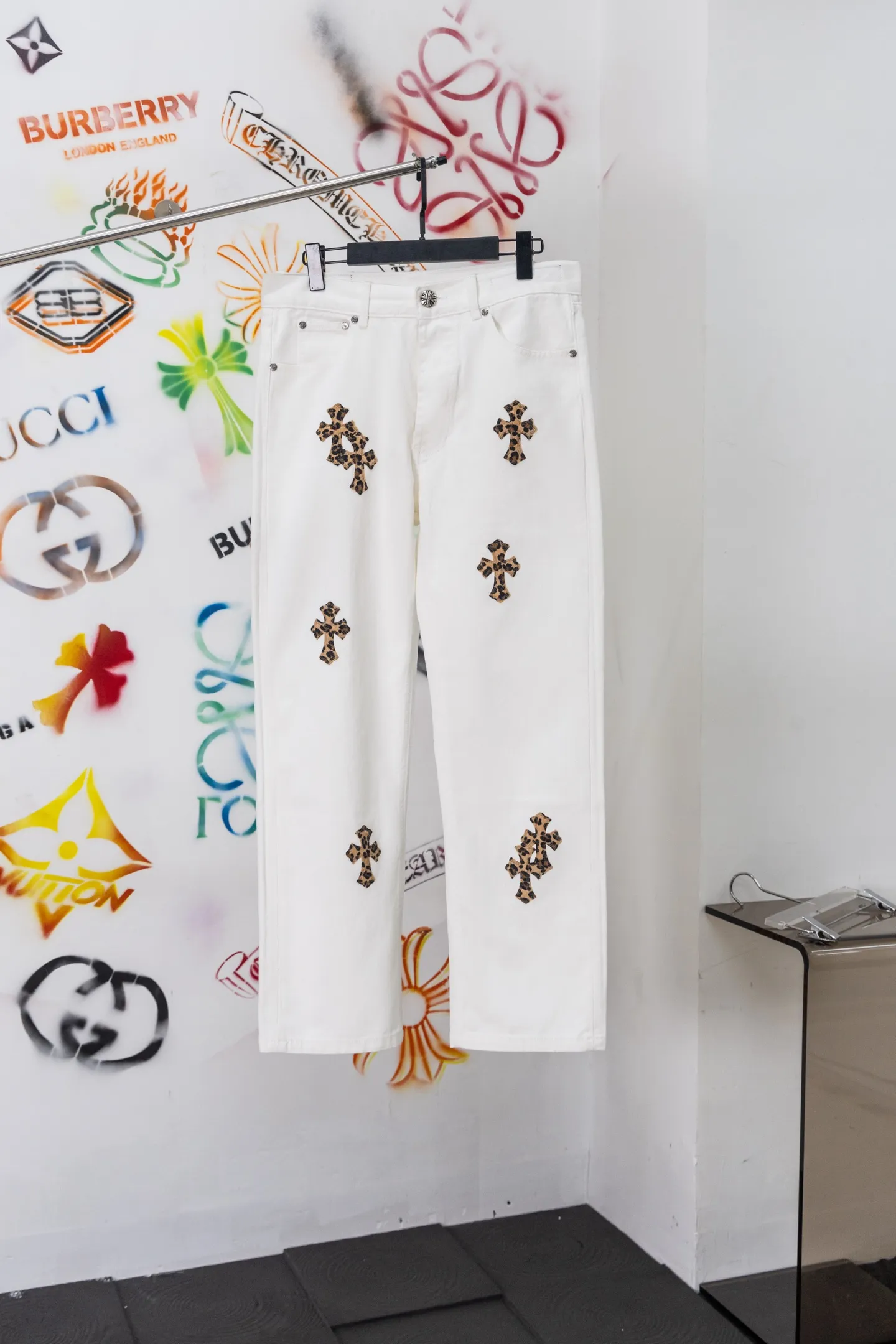 Leopard Cross Patch Straight-Leg Jeans D20519771