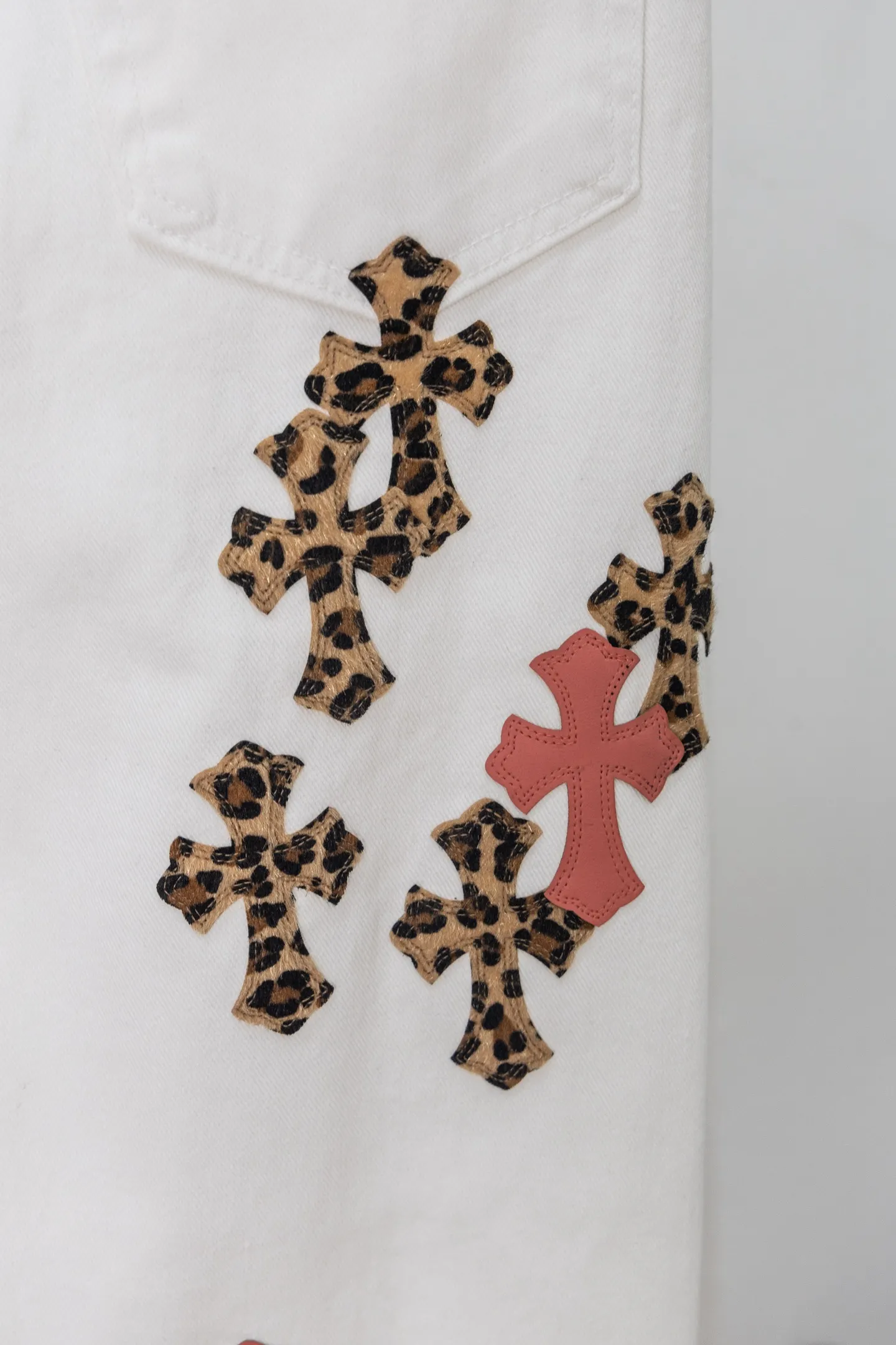 Leopard Cross Patch Straight-Leg Jeans D20519771 — view 13