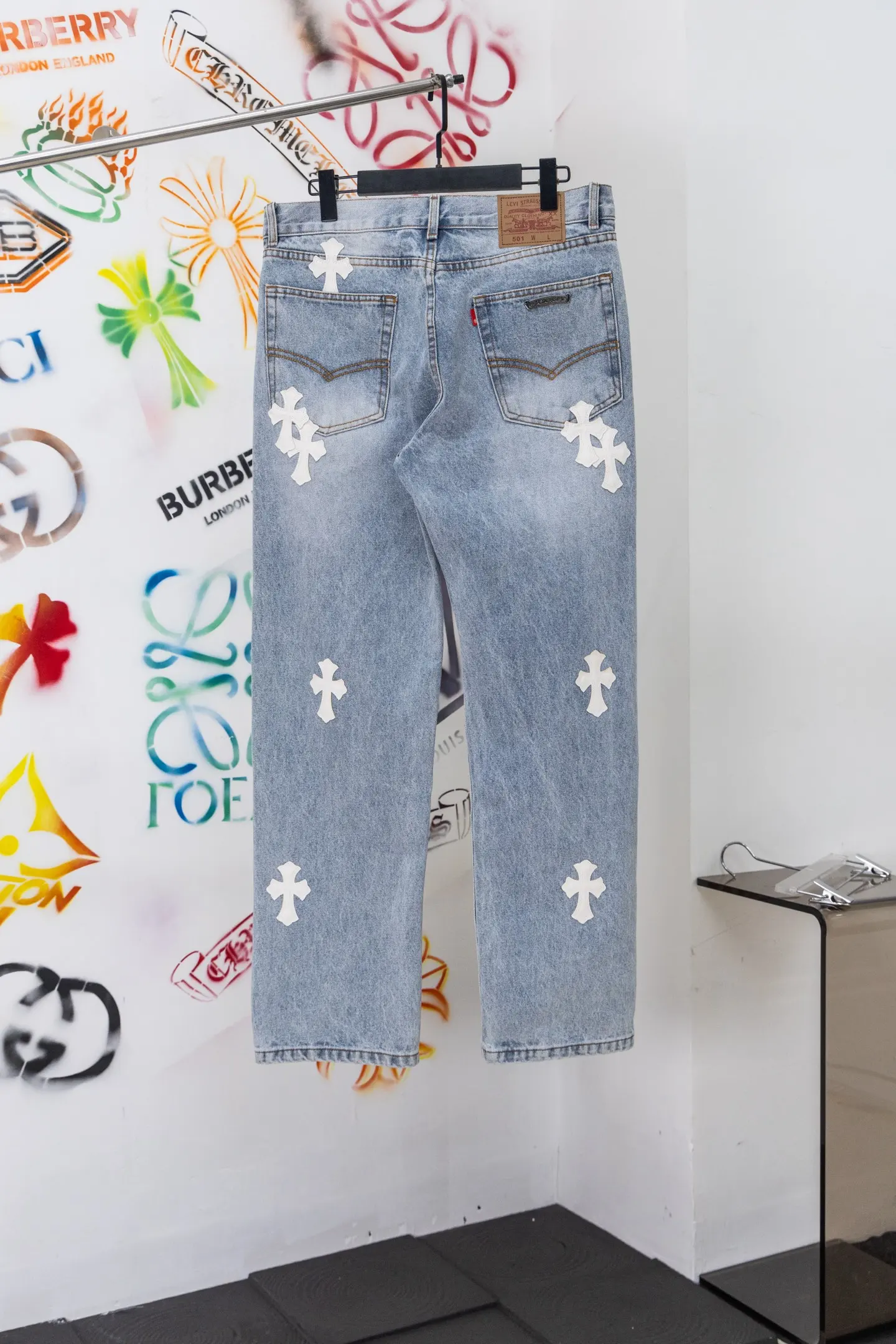 Cross Patch Straight-Leg Jeans D20519781 — view 2