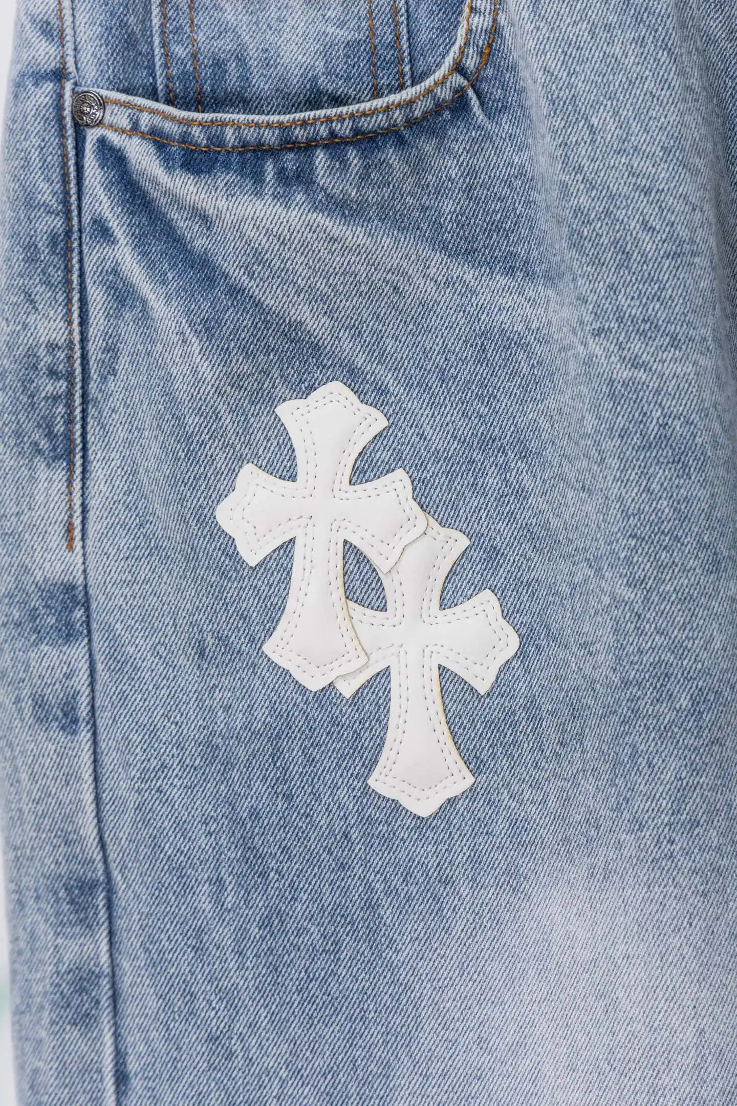 Cross Patch Straight-Leg Jeans D20519781 — view 6