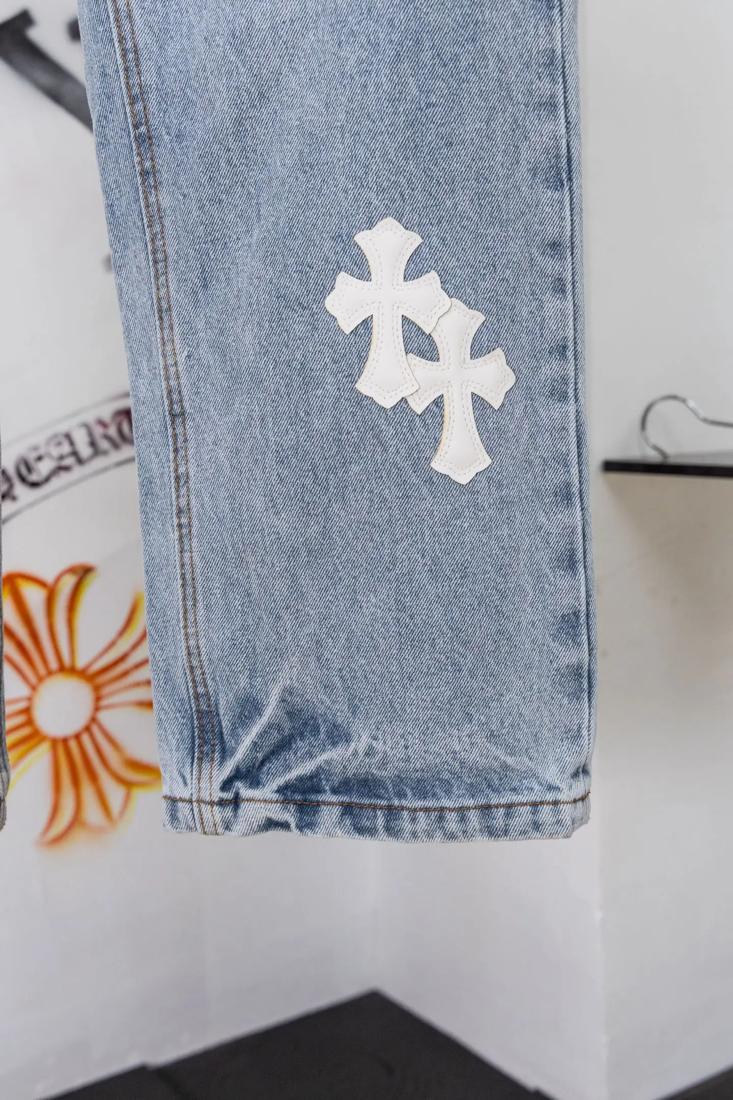 Cross Patch Straight-Leg Jeans D20519781 — view 8