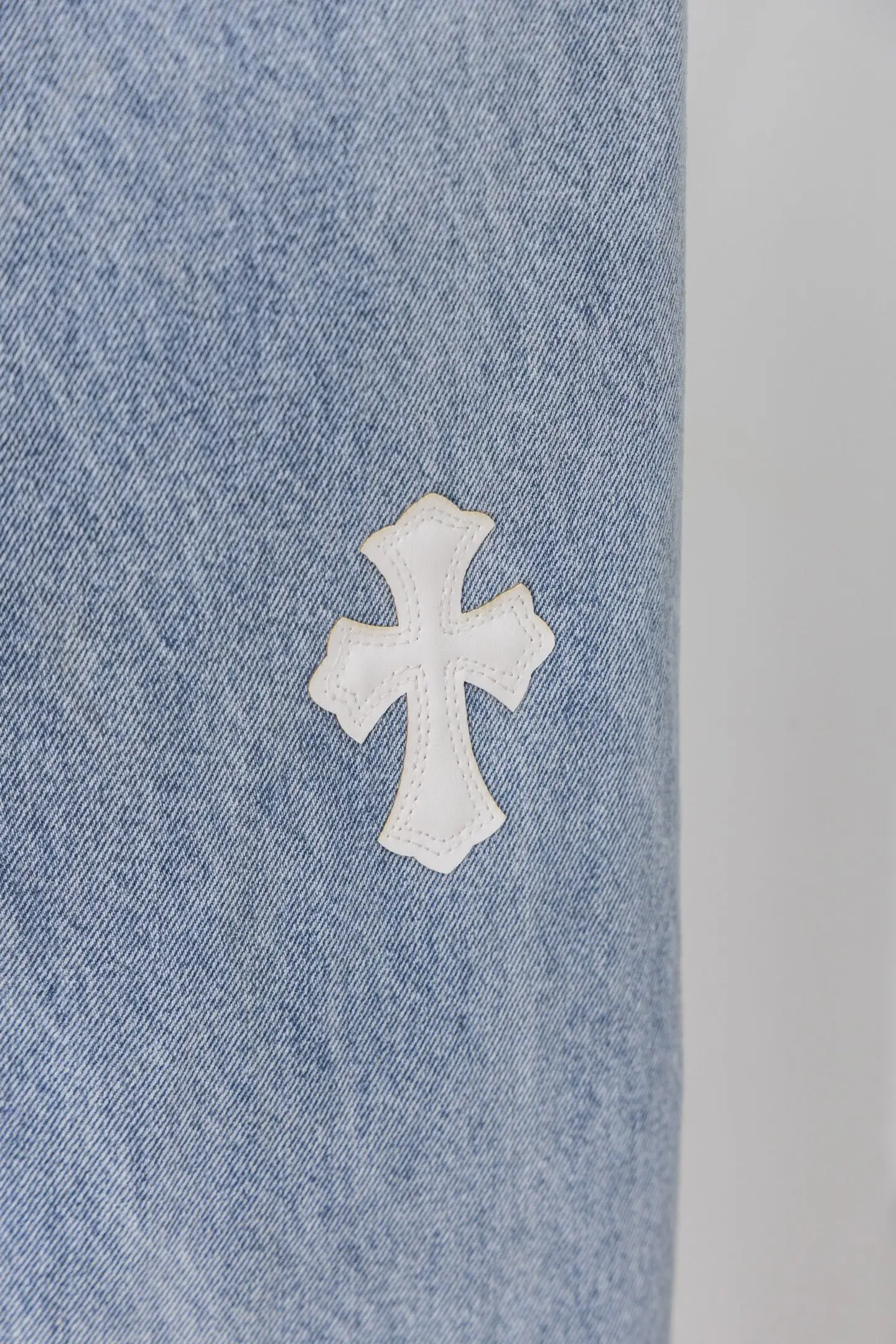 Cross Patch Straight-Leg Jeans D20519781 — view 14
