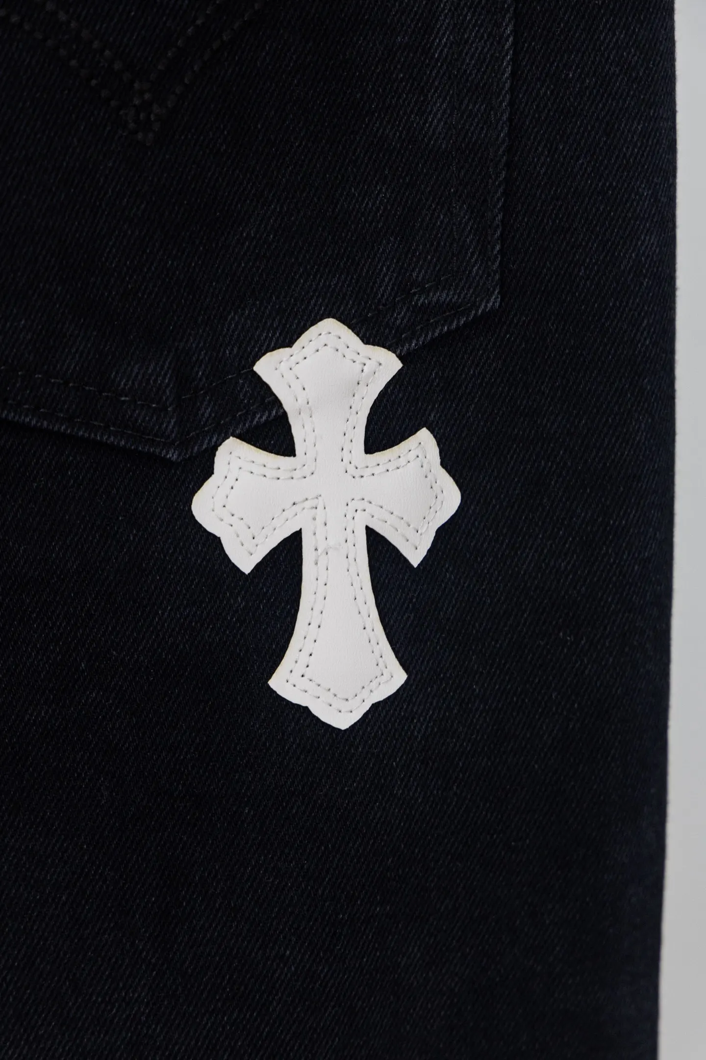 Cross Patch Straight-Leg Jeans D20519788 — view 14
