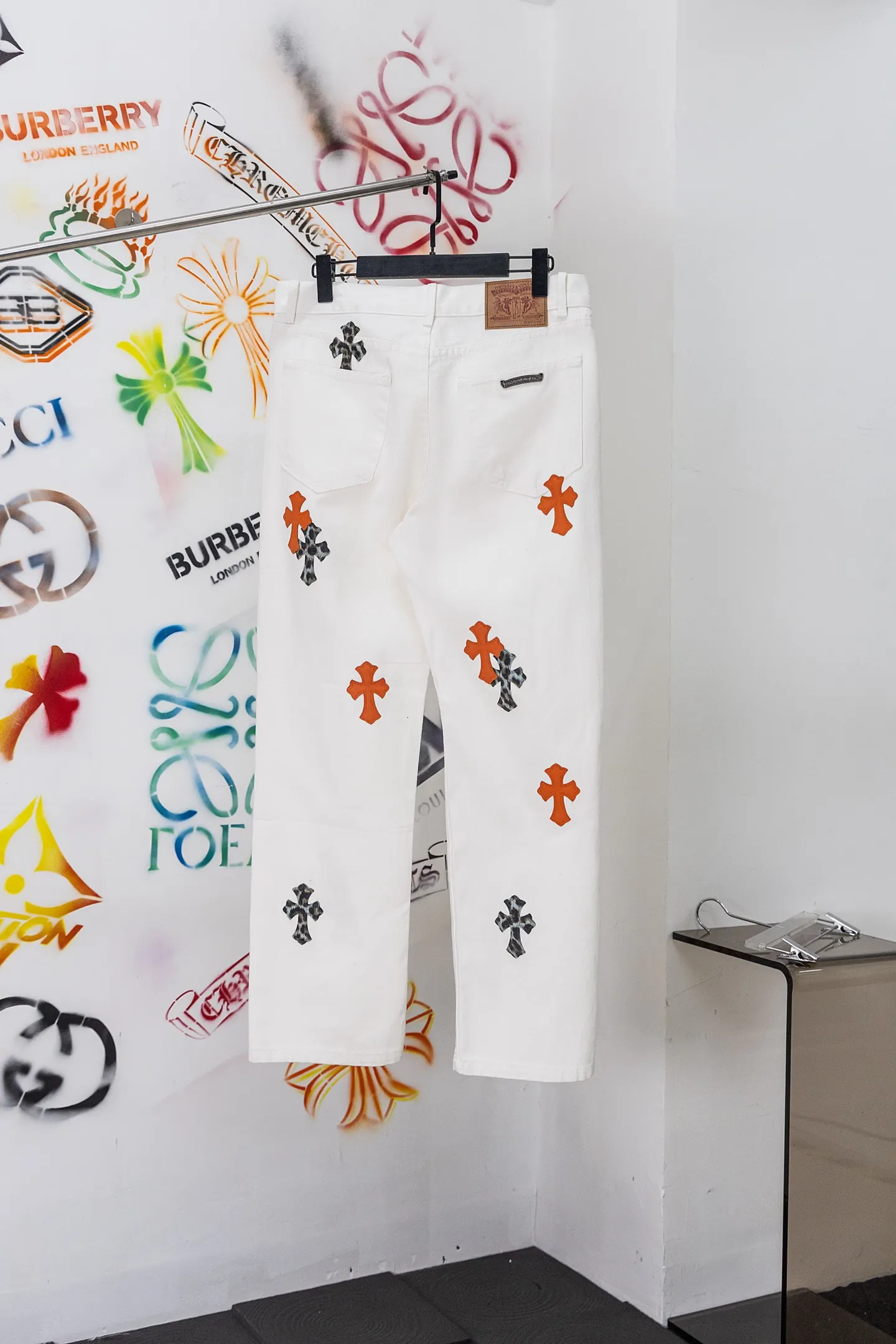 Cross Patch Straight-Leg Jeans D20519768 — view 2