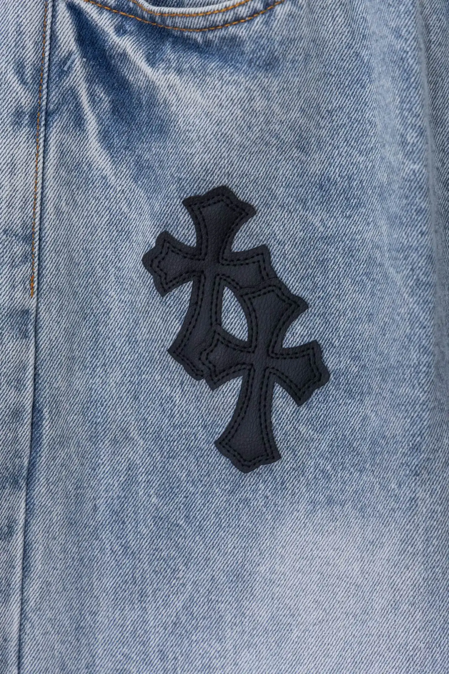 Cross Patch Straight-Leg Jeans D20519785 — view 6