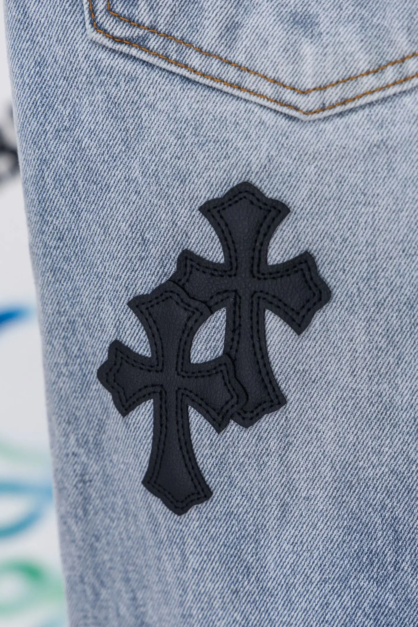 Cross Patch Straight-Leg Jeans D20519785 — view 13