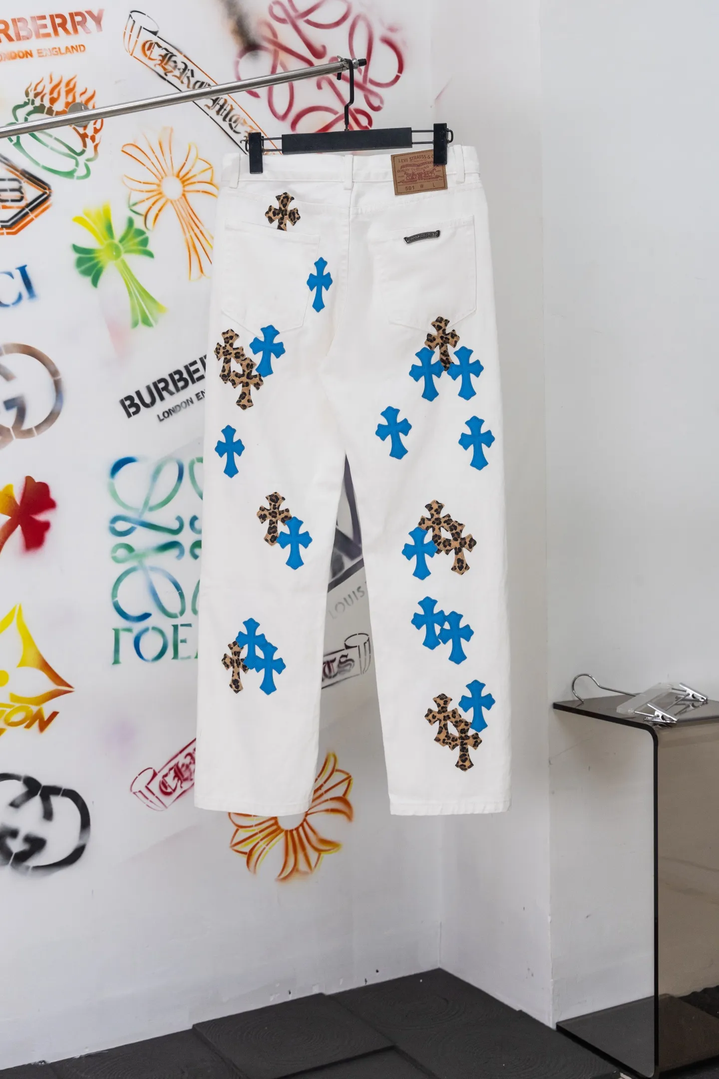 Cross Patch Straight-Leg Jeans D20519769 — view 2