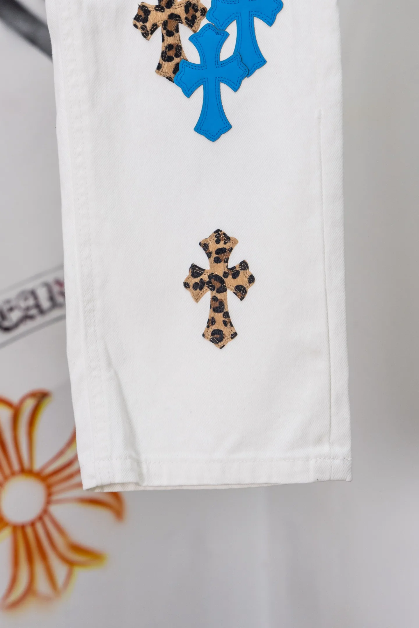 Cross Patch Straight-Leg Jeans D20519769 — view 8