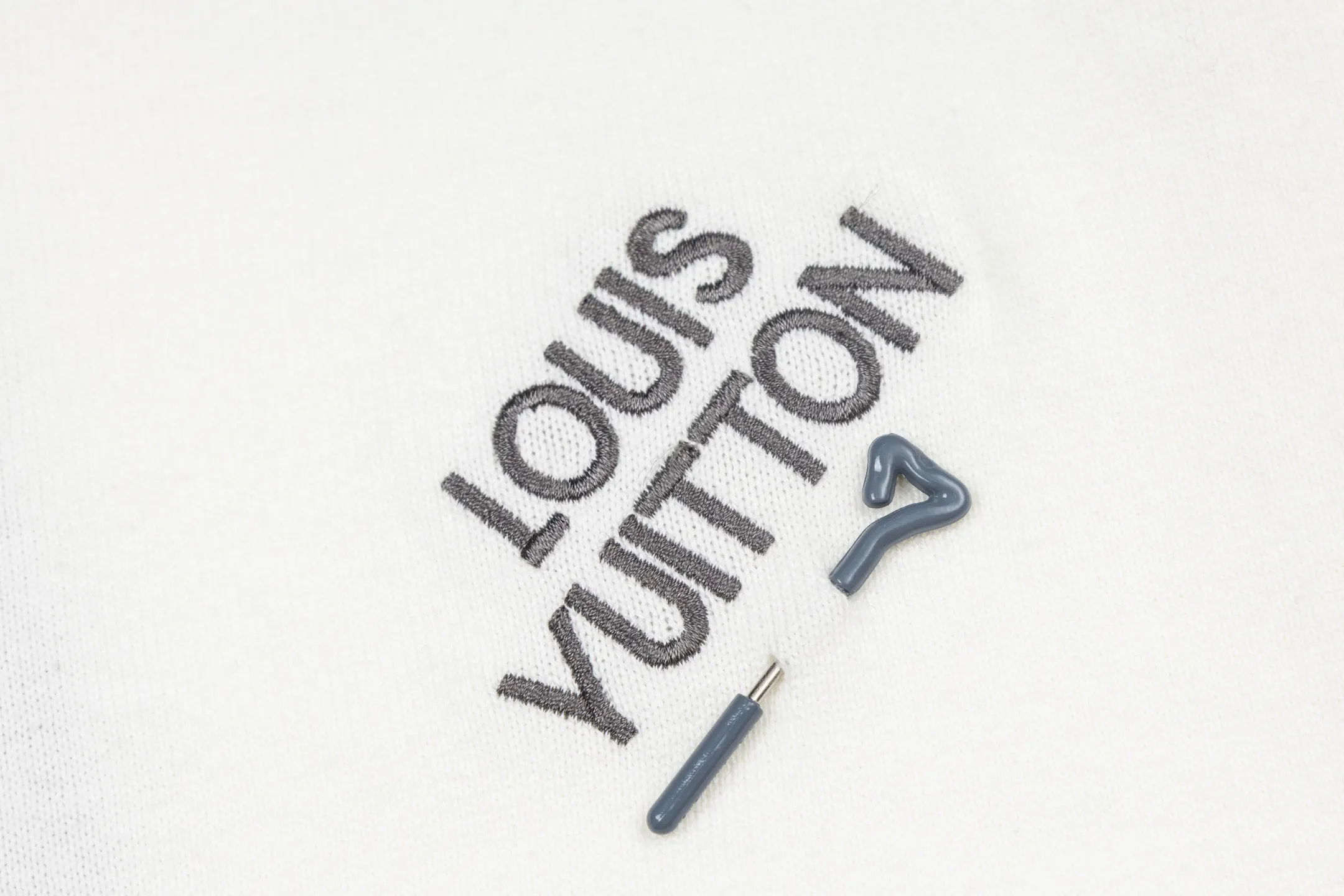 Logo Embroidery Pin Detail Knit T-Shirt D21014196 — view 6