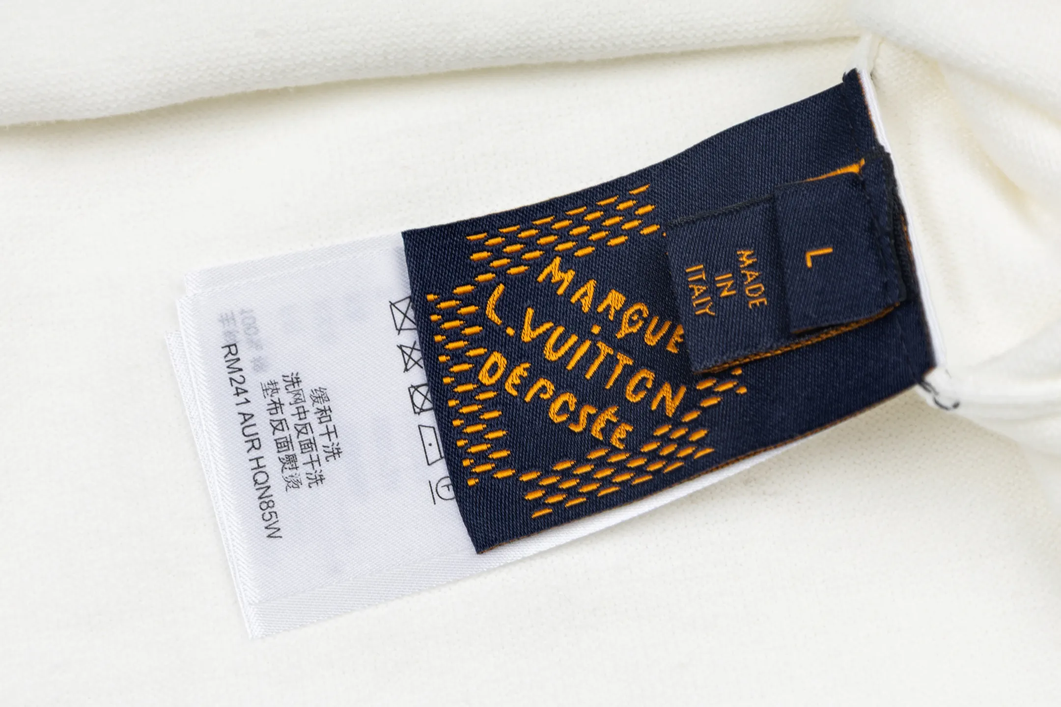 Logo Embroidery Pin Detail Knit T-Shirt D21014196 — view 9