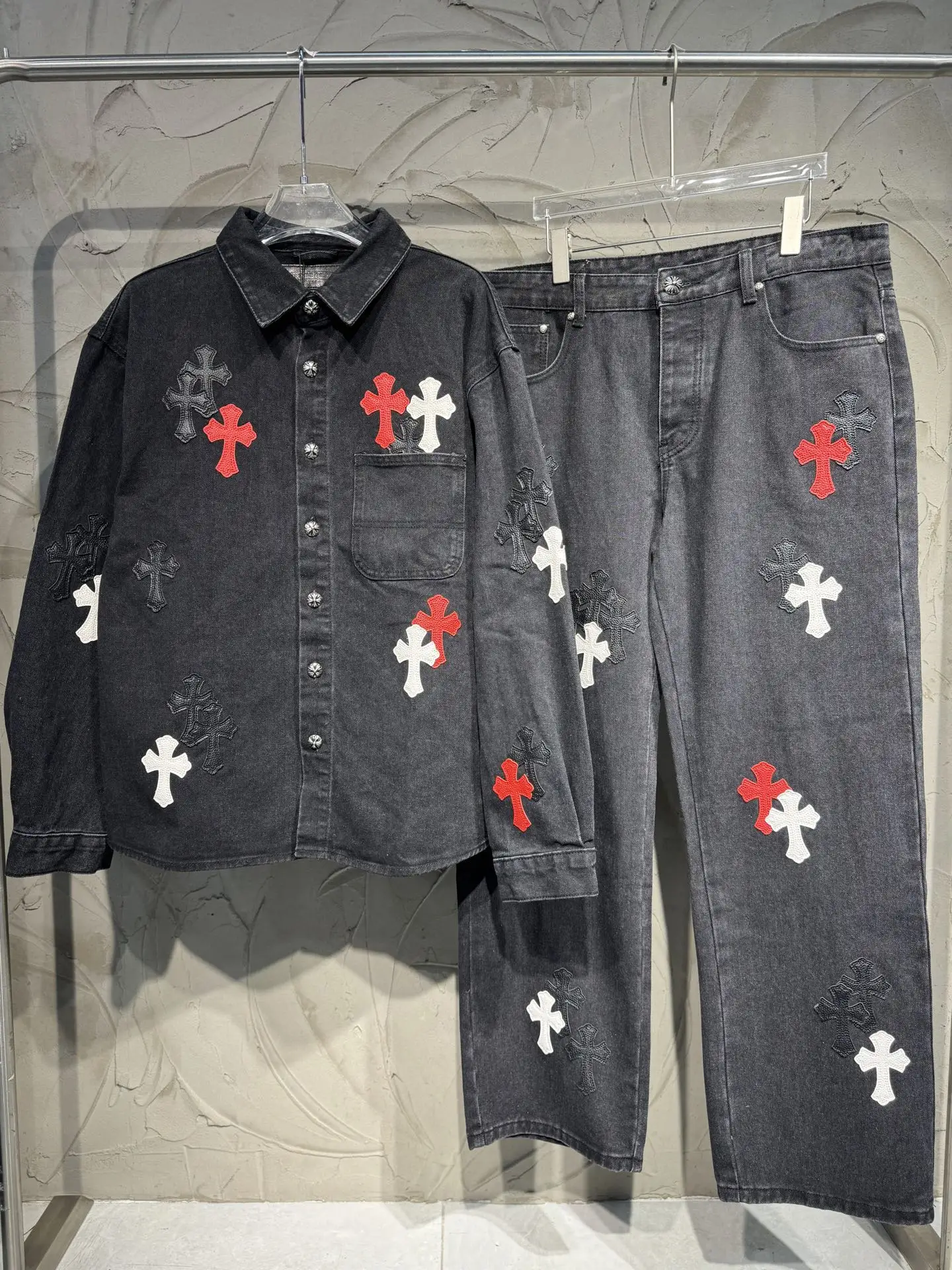 Cross-Patch Distressed Straight-Leg Jeans D21024346 — view 18