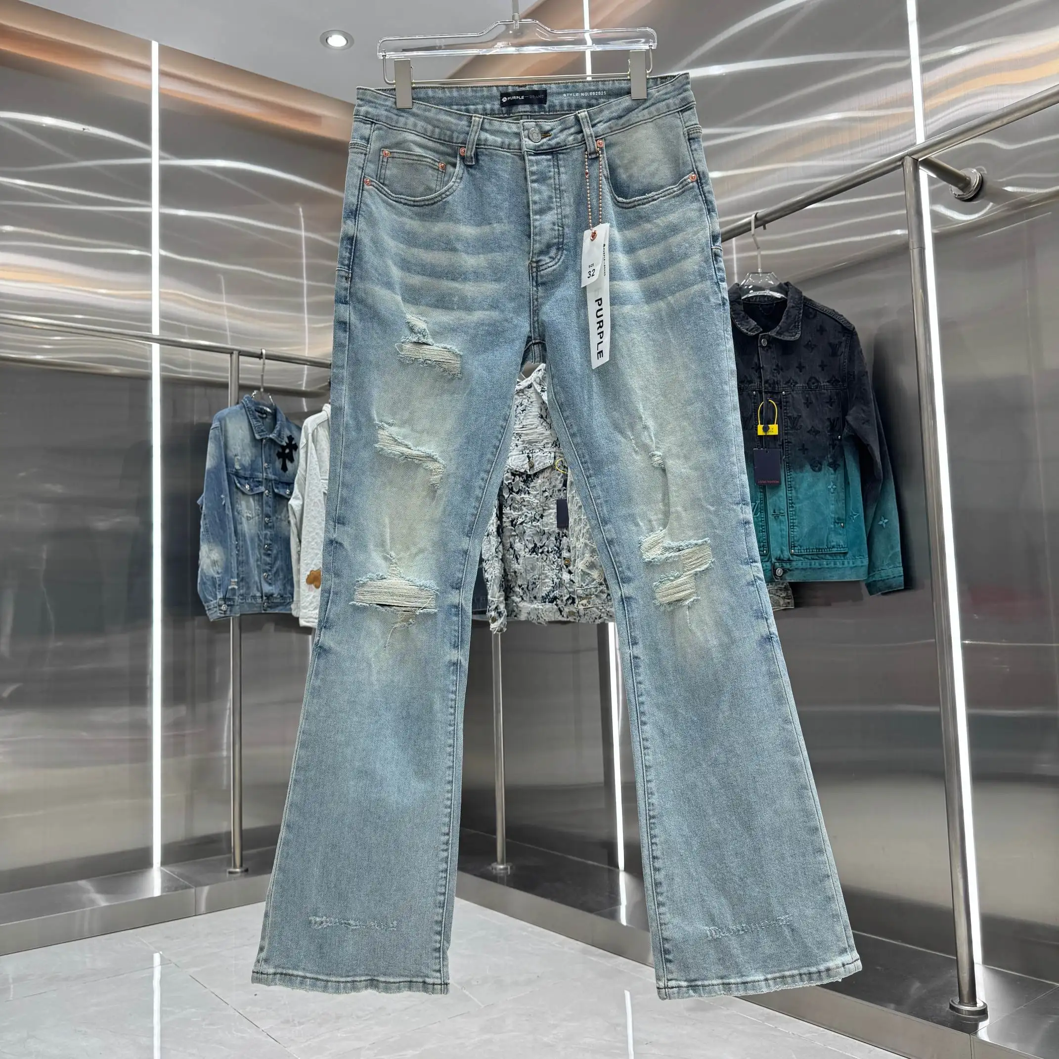 Distressed Bootcut Stretch Jeans D21019112